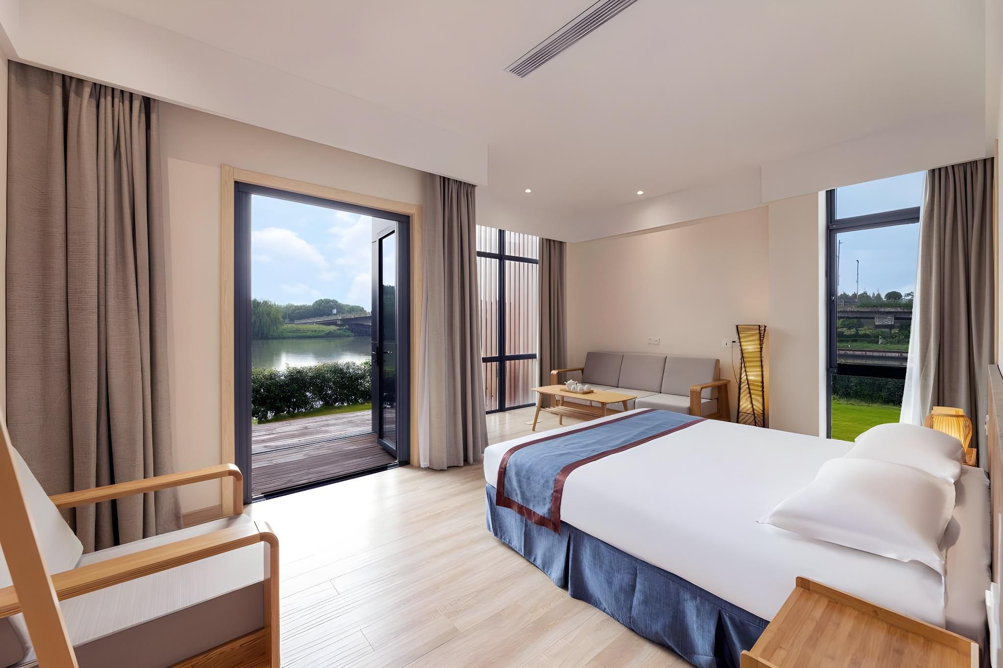 Lake View Queen Room