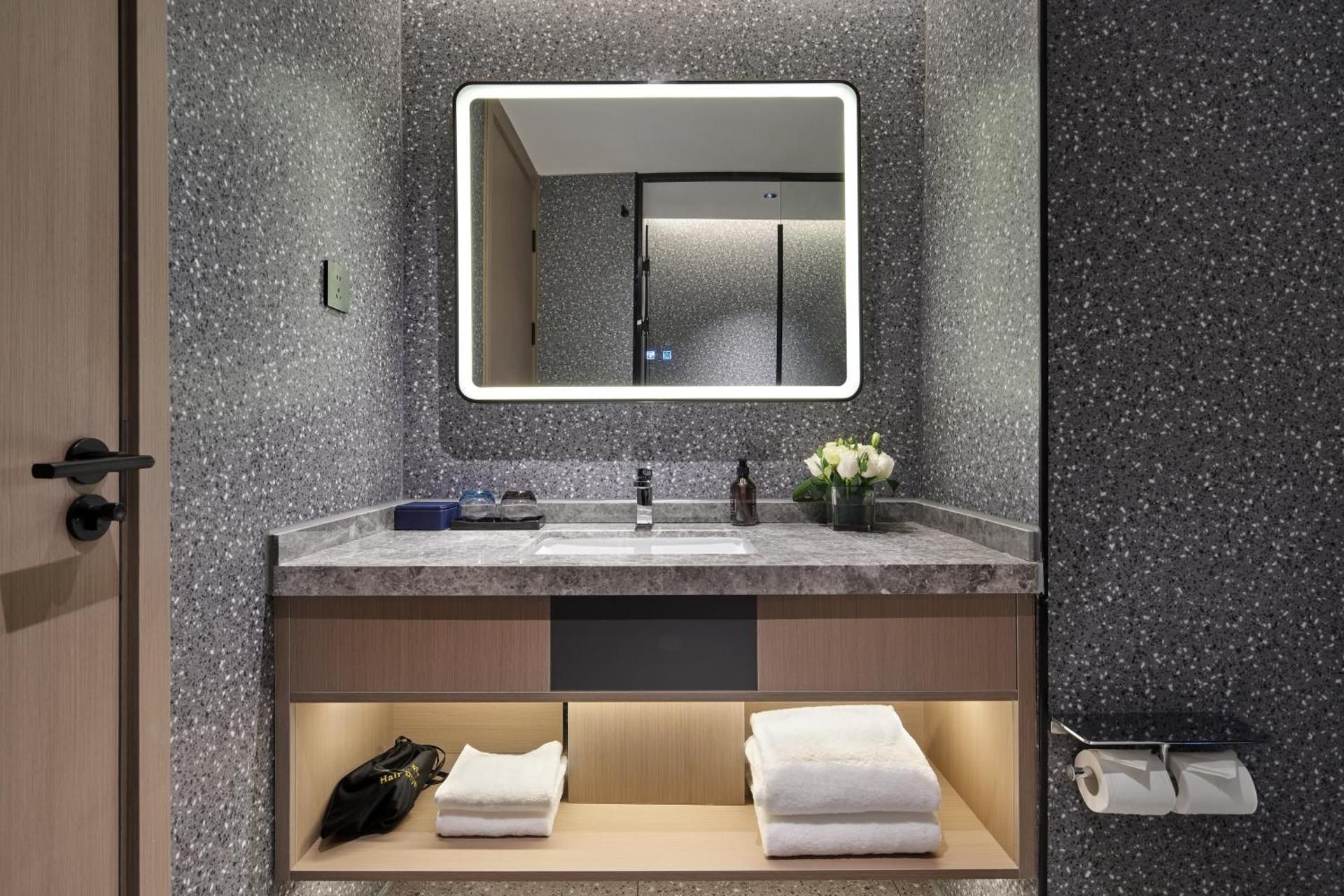 Deluxe Room (1 adult + 2 children)