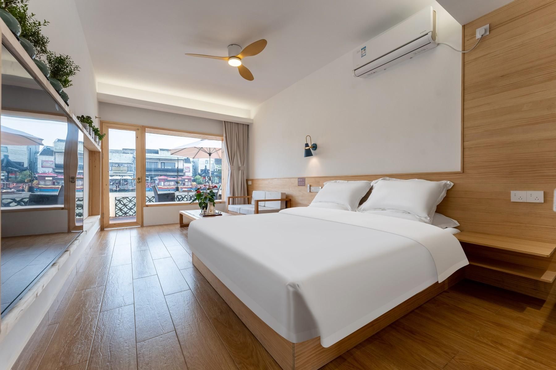 1 Queen Bed