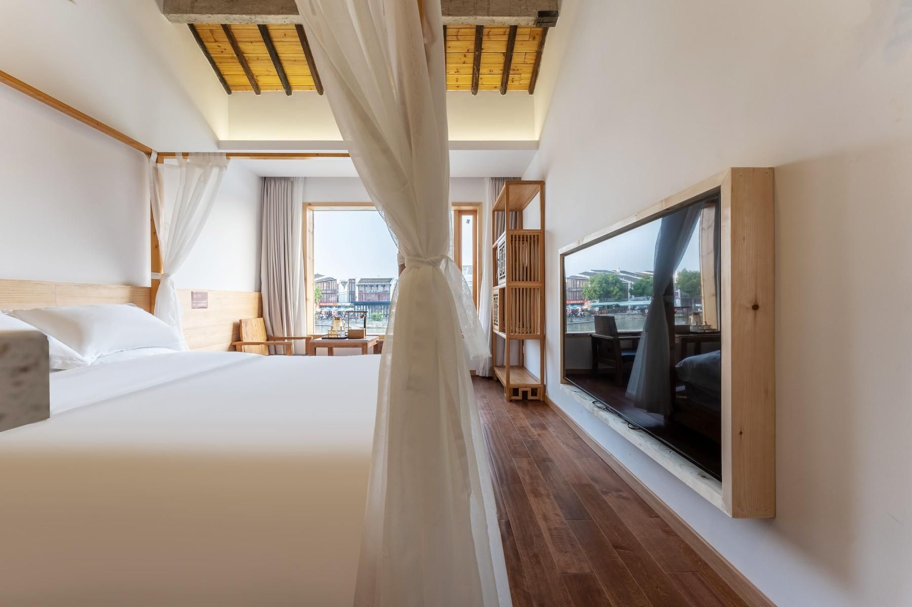 Room with Queen Bed