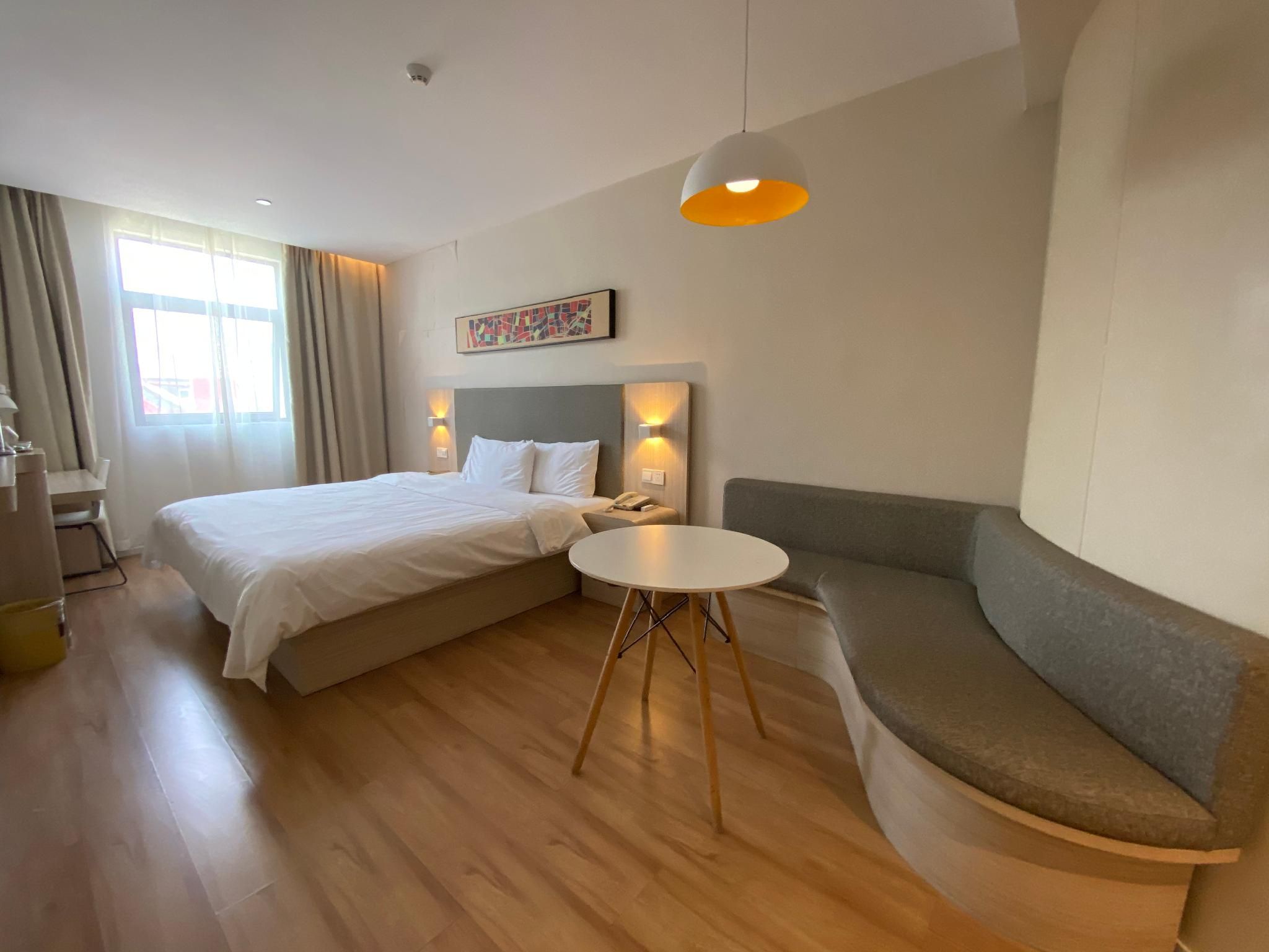 Huazhu - Room With Bed