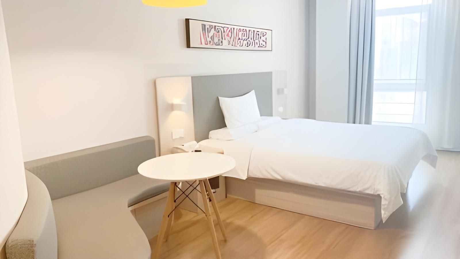 Huazhu - Room With Bed