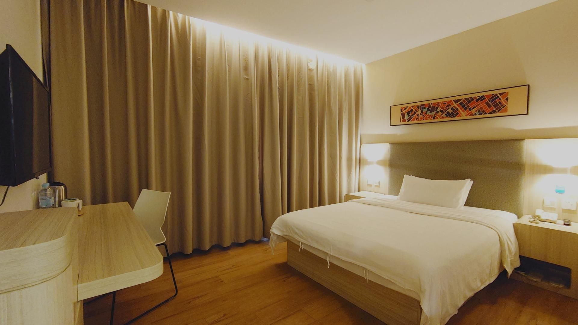 Hotel Queen Room