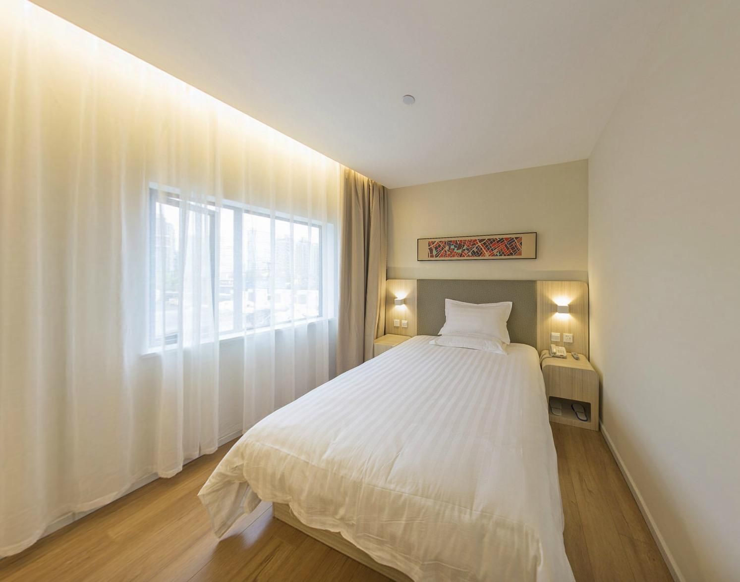 Hotel Queen Room