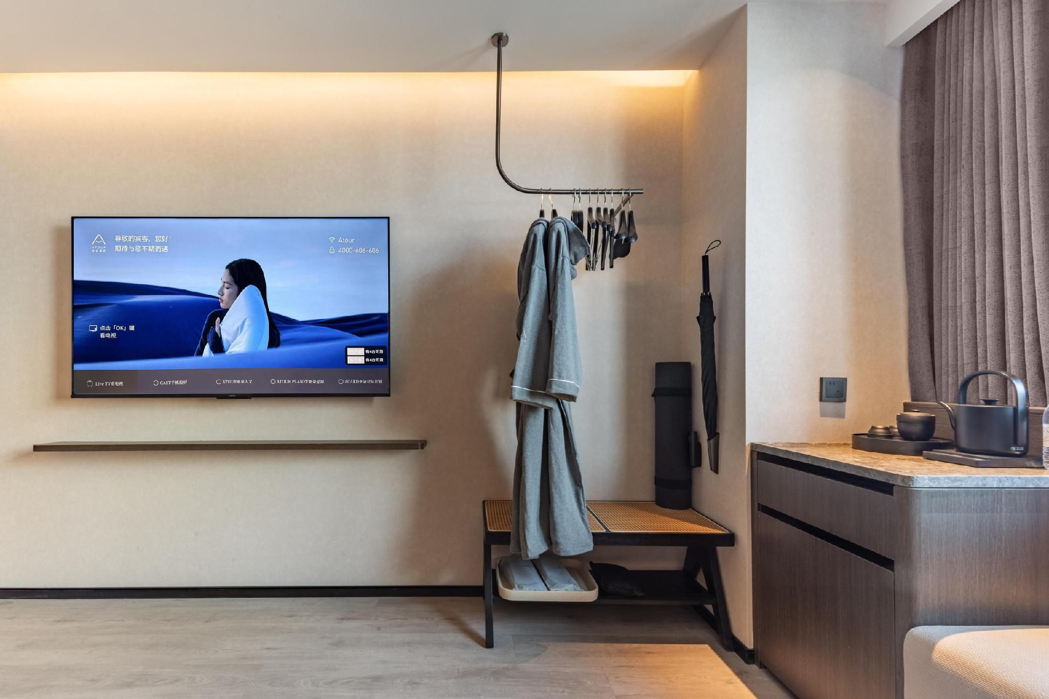 Atour Hotel Shanghai Xujiahui Stadium Atour - Sleepy Executive 1 Bed Room with City View 3