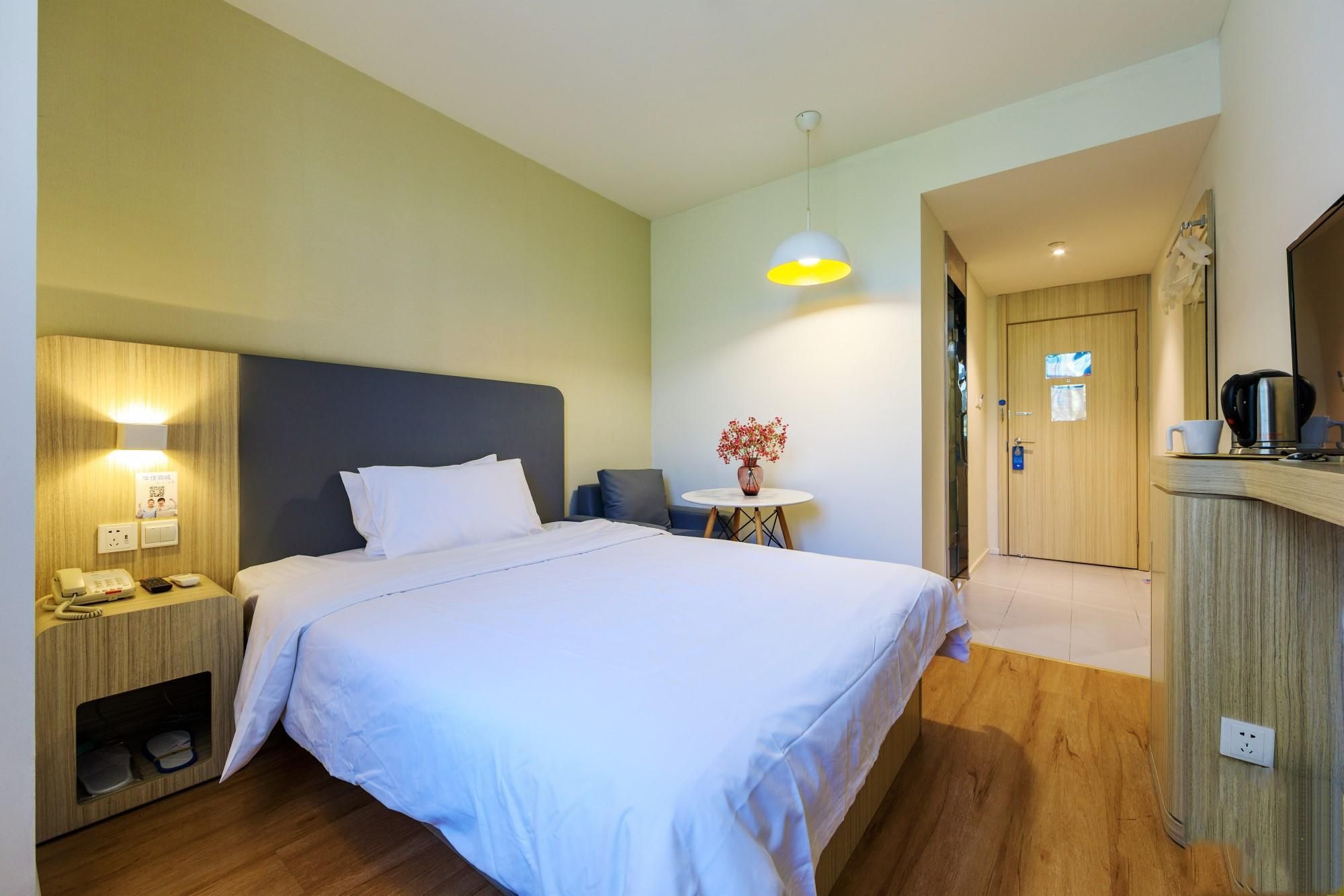 Hotel Queen Room