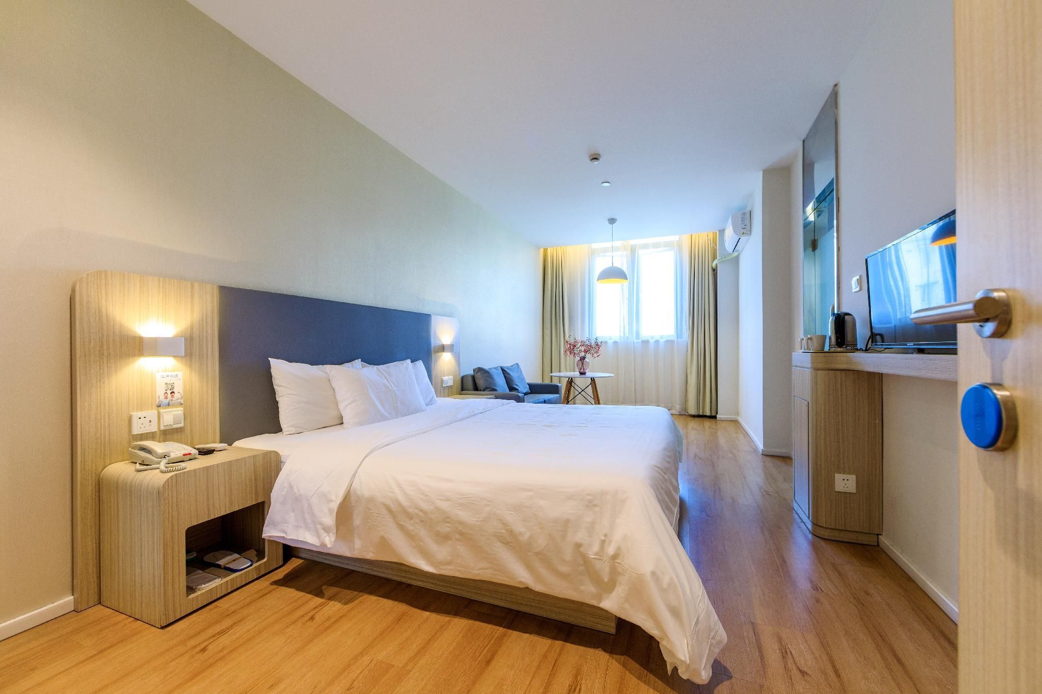 Business Queen Room
