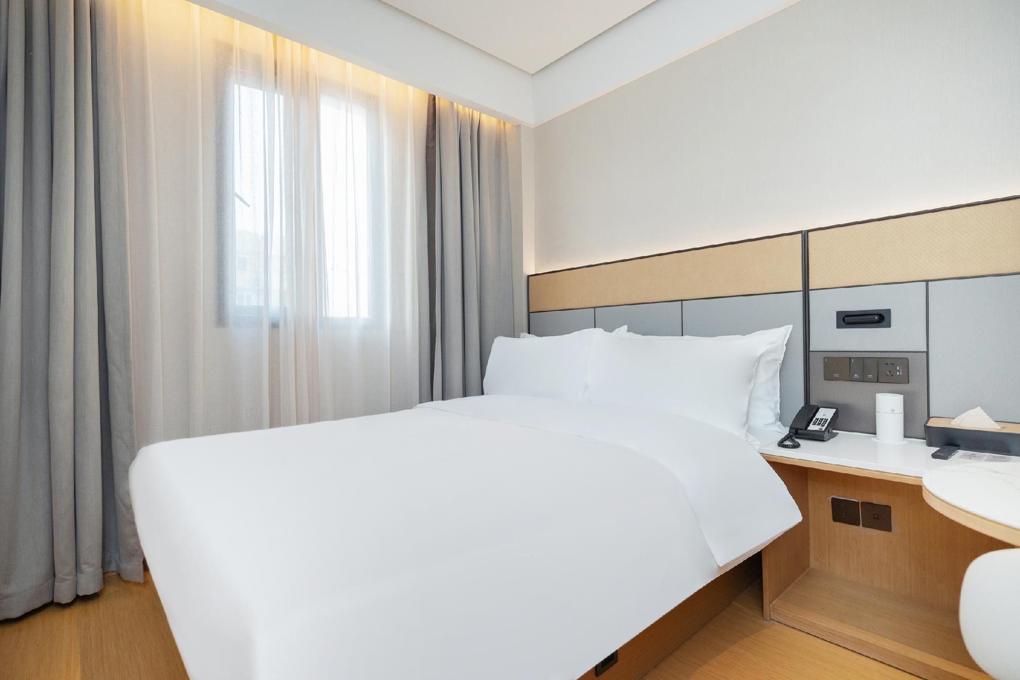 Huazhu - Room With Bed