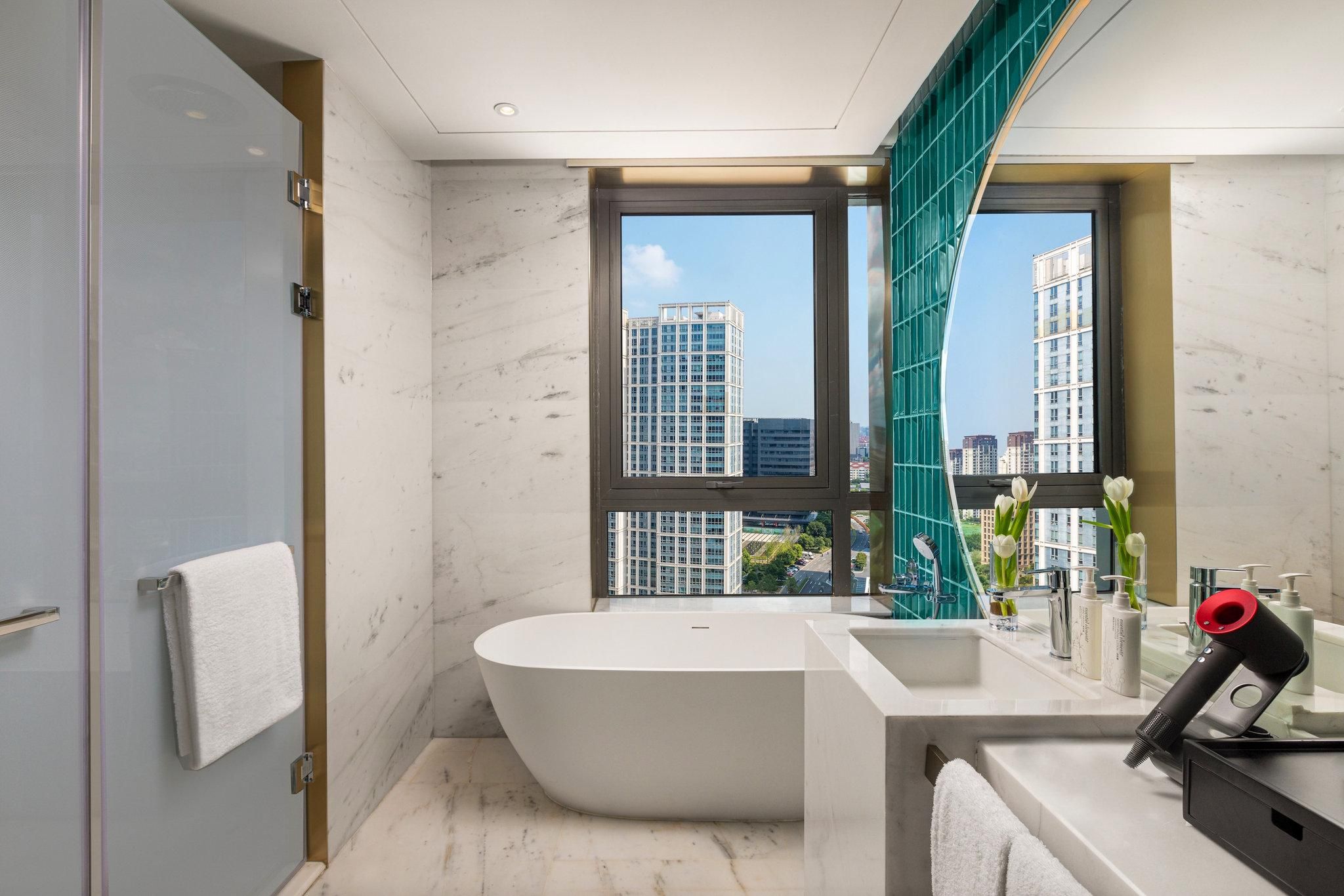 1 Bedroom Suite Lounge Access