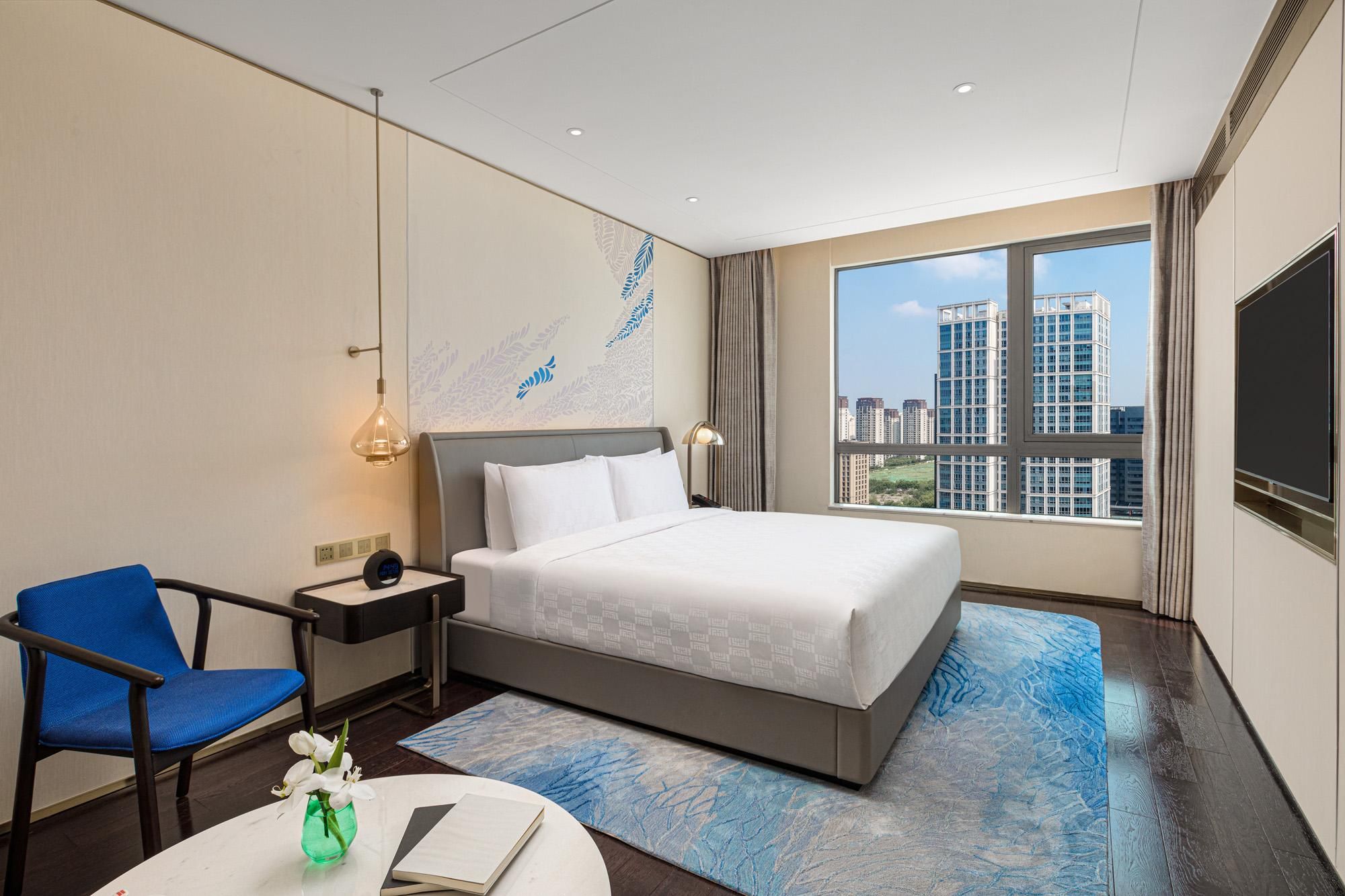 1 Bedroom Suite Dining Area Lake View