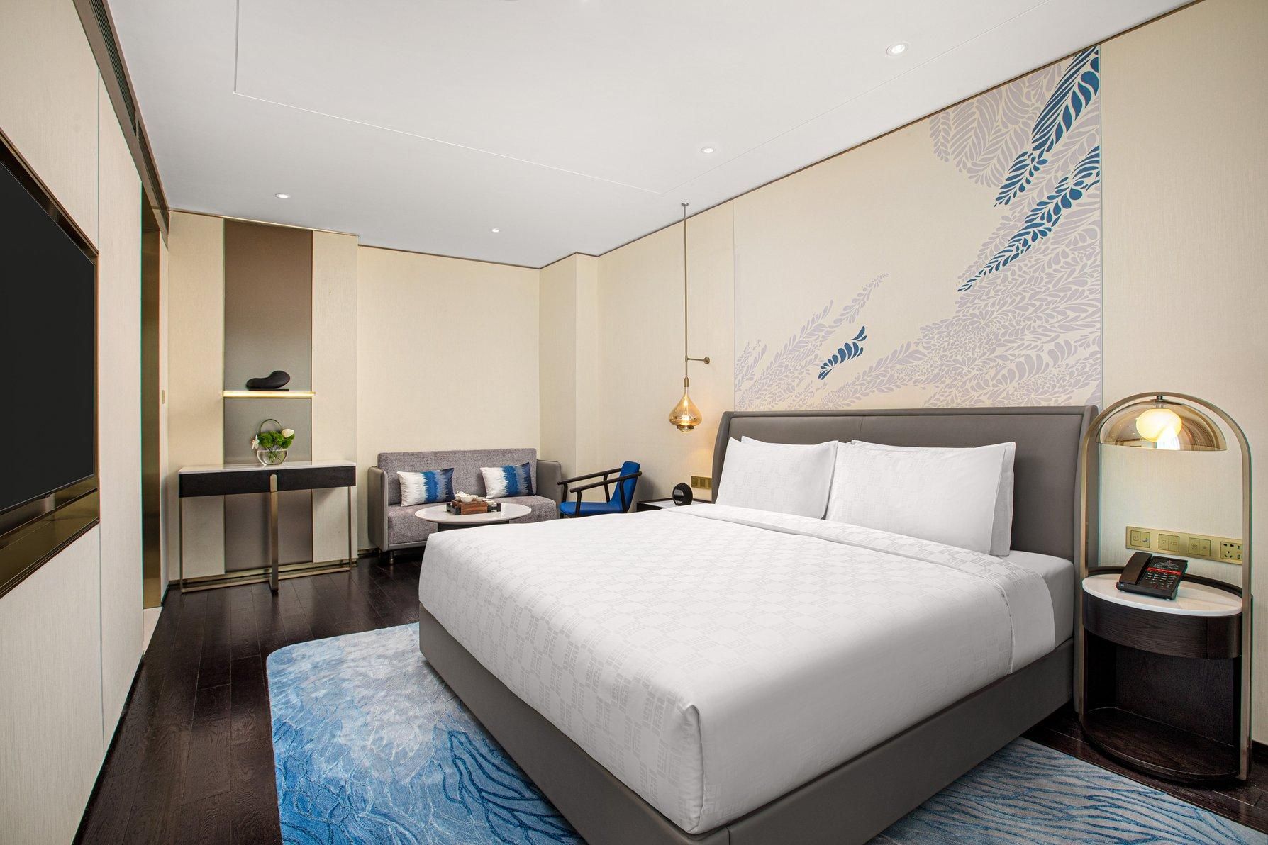 1 Bedroom Suite Dining Area Lake View