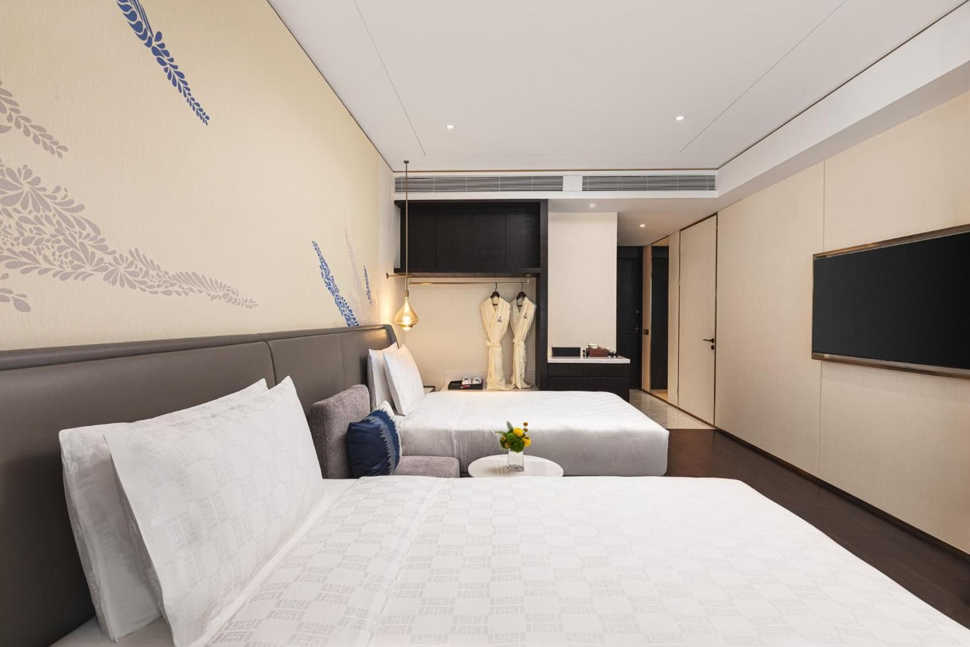Double Room with Mobility Accessible Roll In Shower