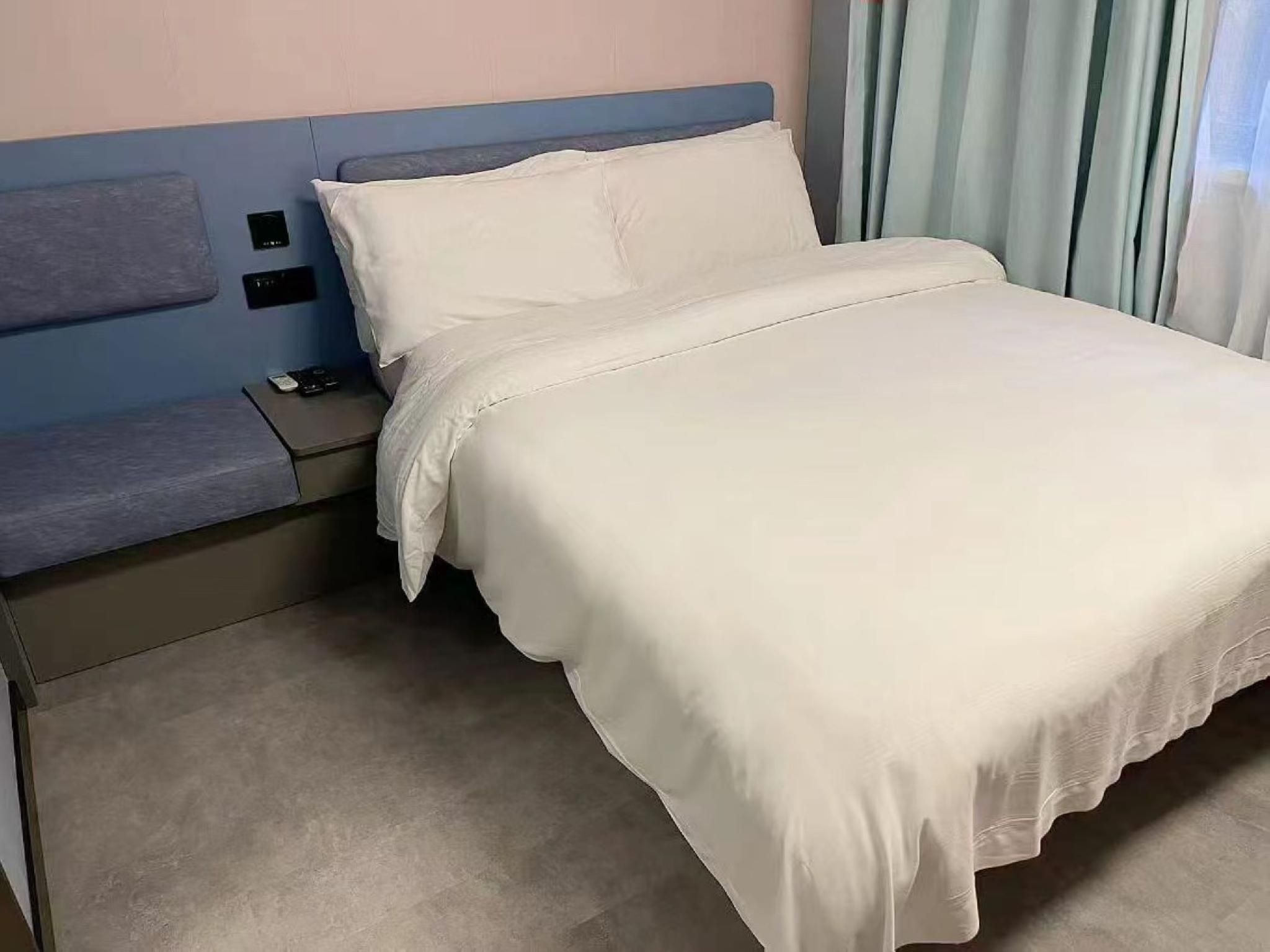 Comfortable Queen Room