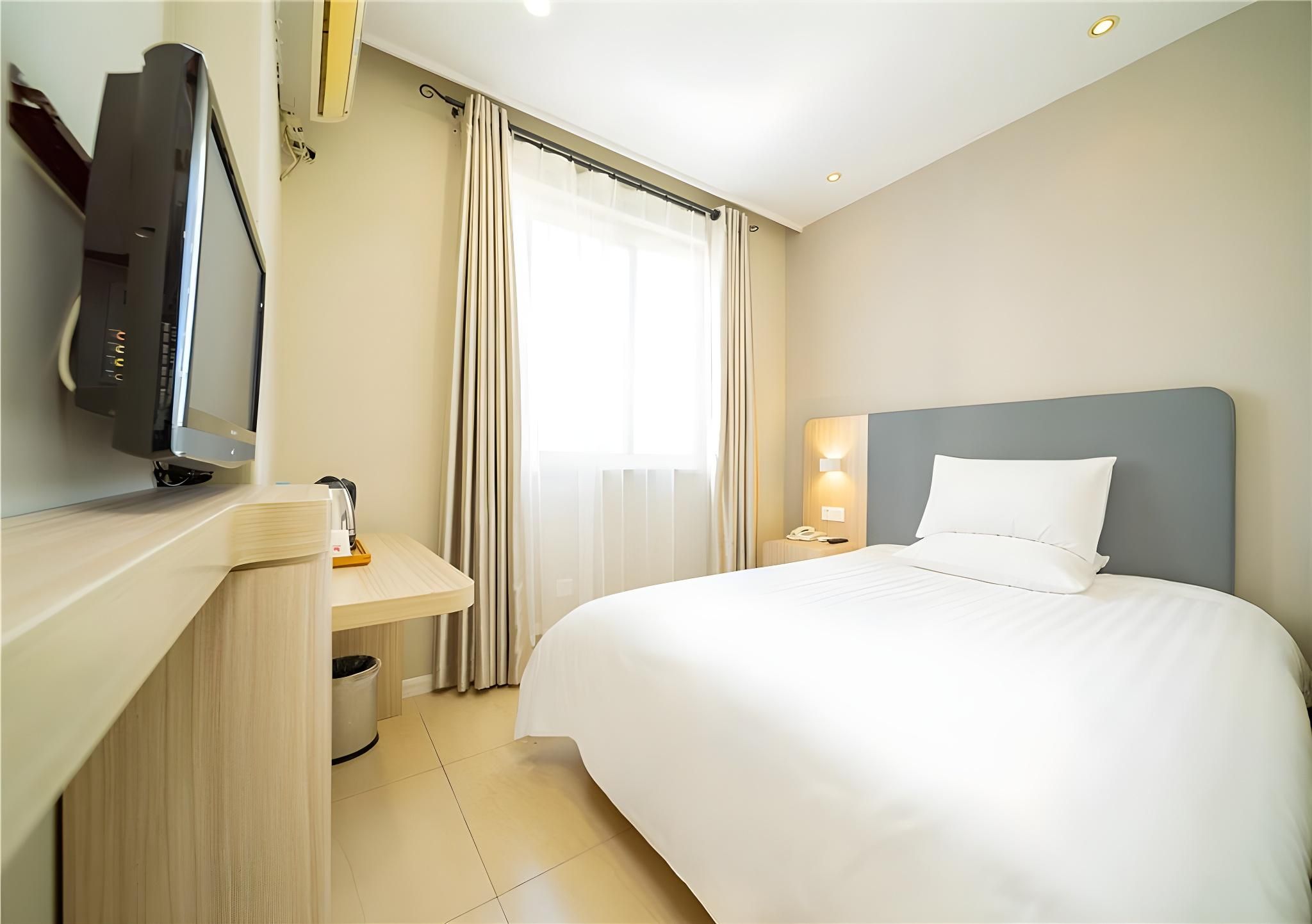 Hotel Queen Room