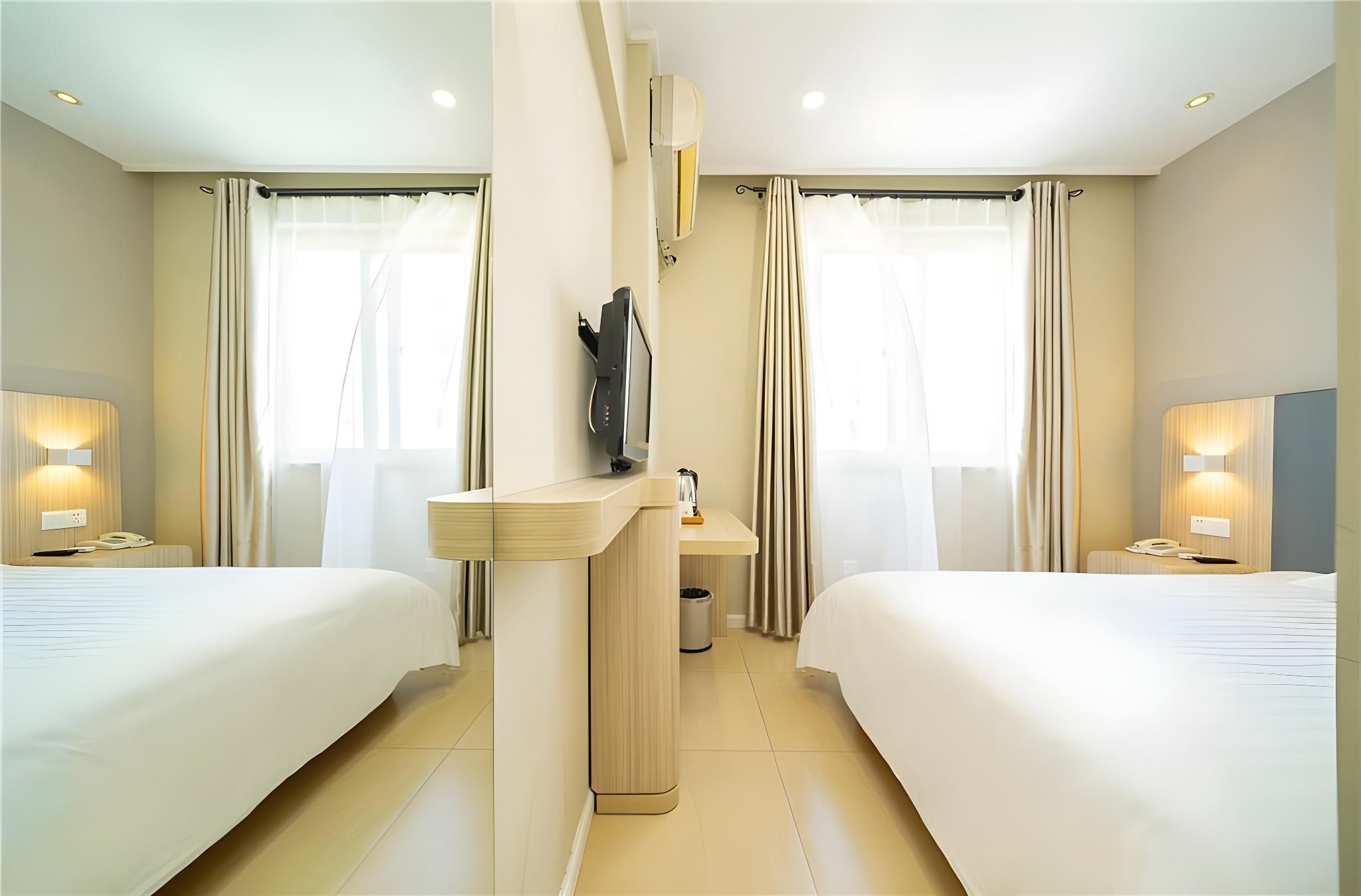 Hotel Queen Room