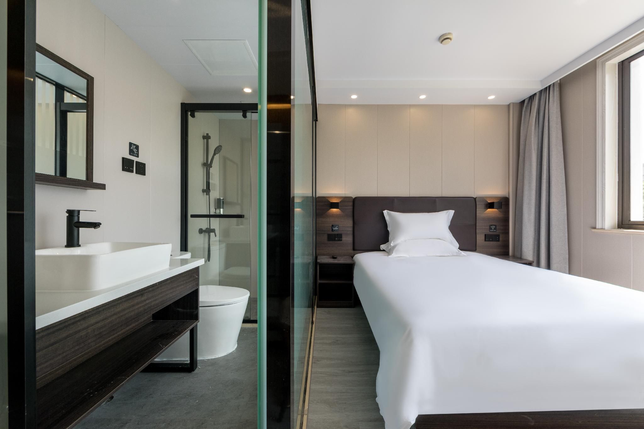 Huazhu - Room With Bed