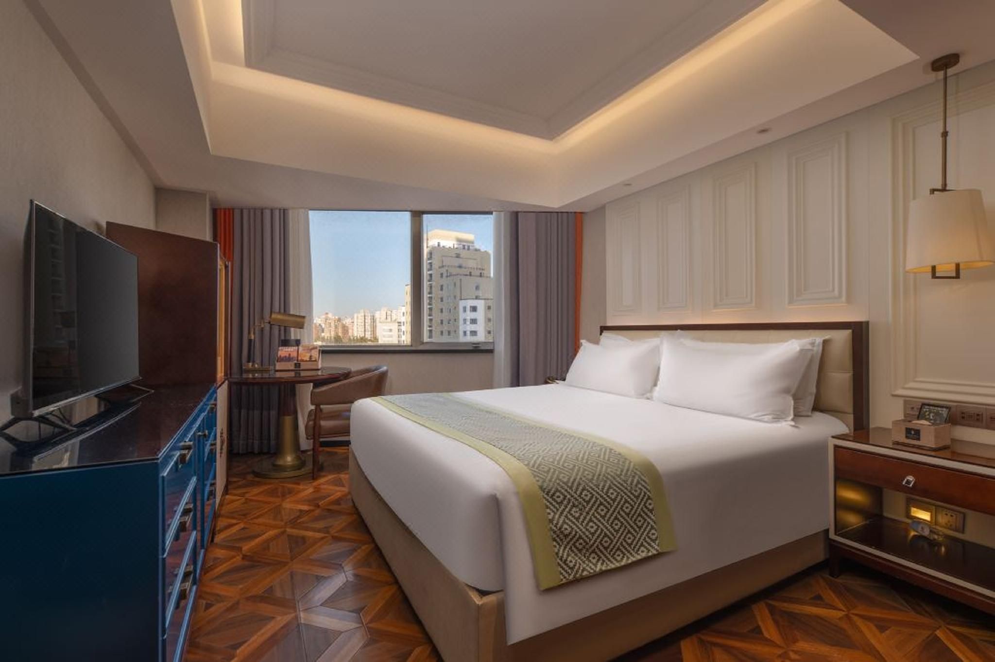 Warm Queen Room
