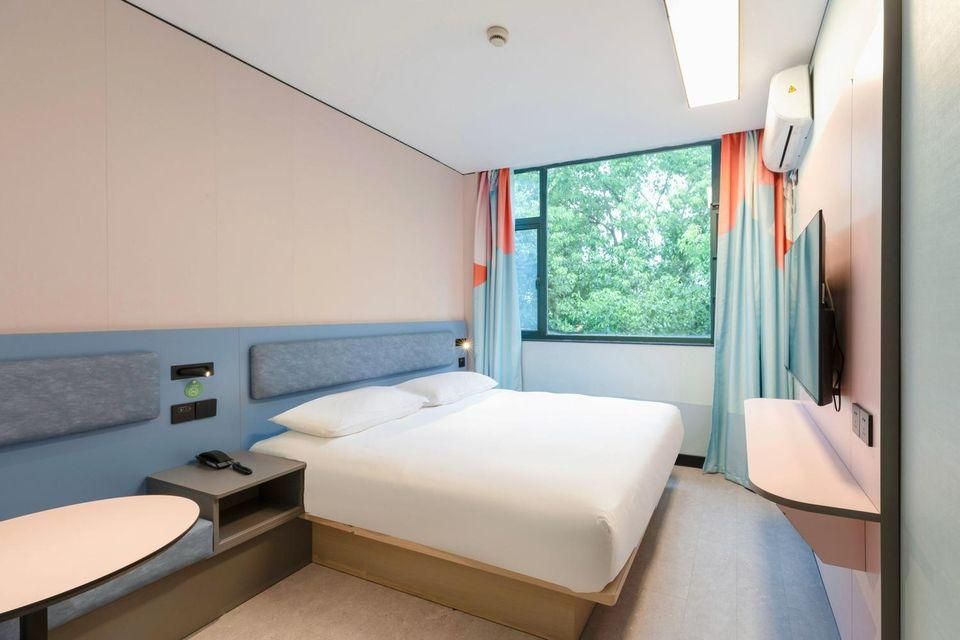 Feature Queen Room