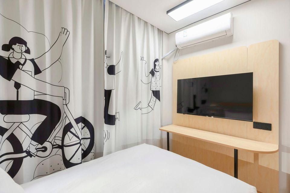 Feature Queen Room