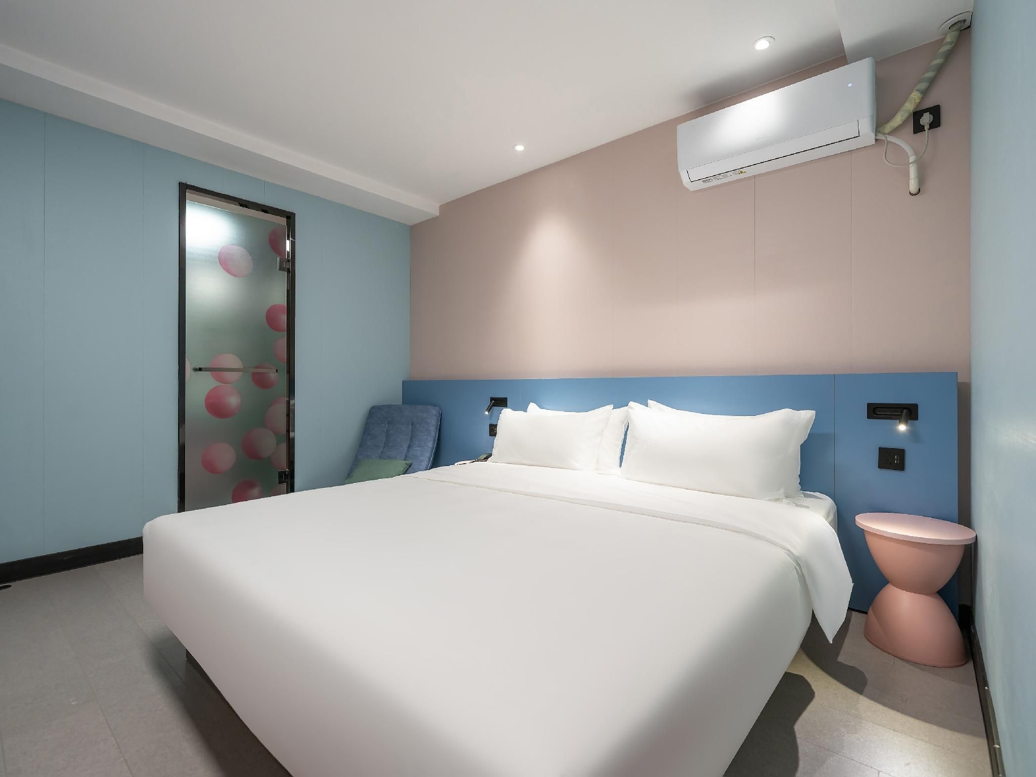 Feature Queen Room