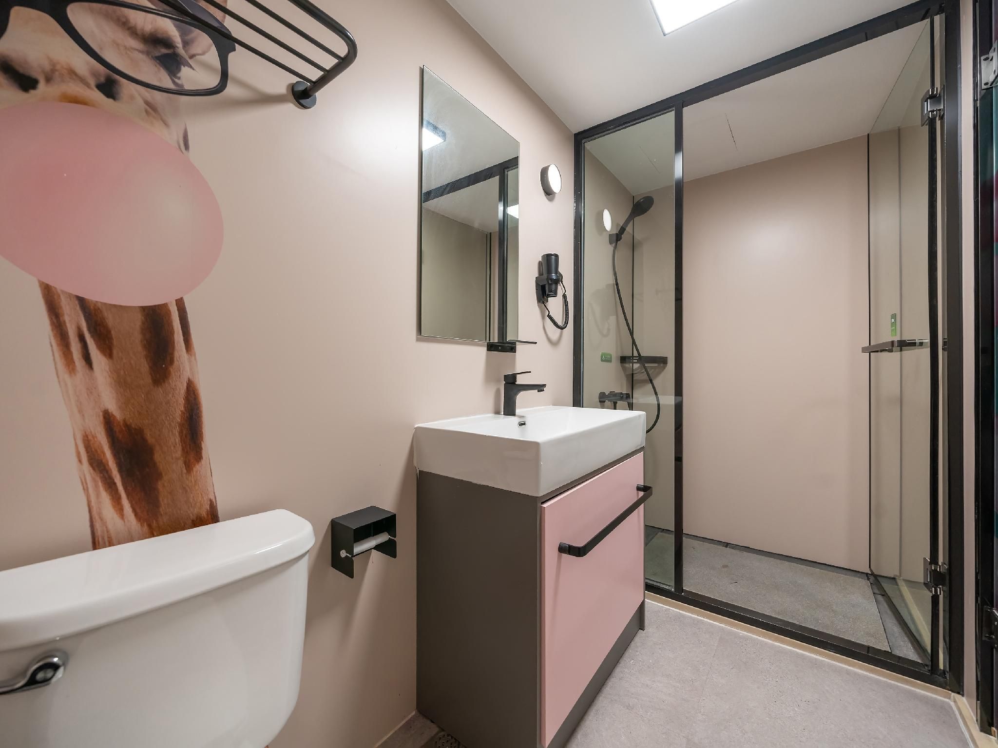 Feature Queen Room