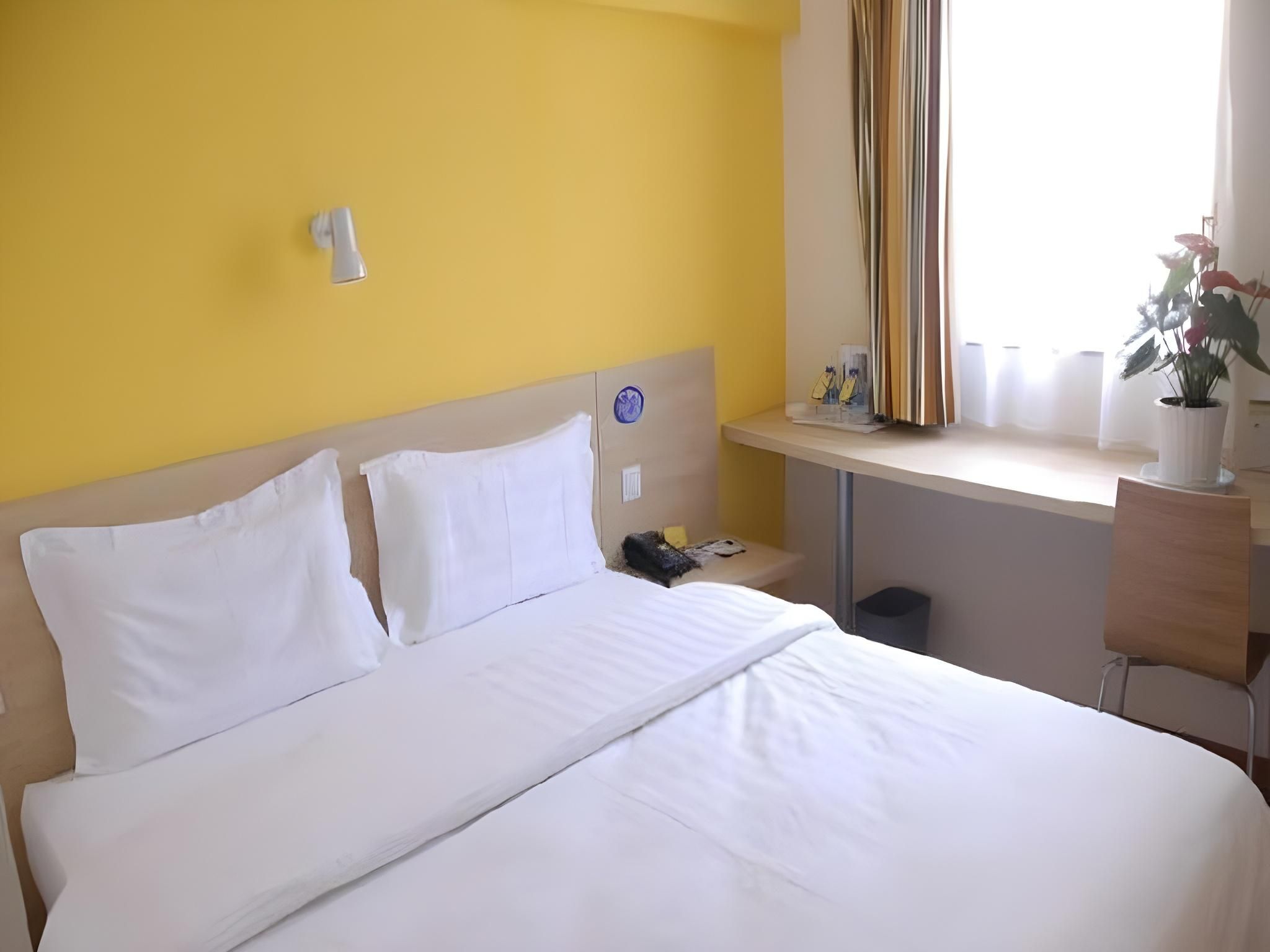 Business Queen Room