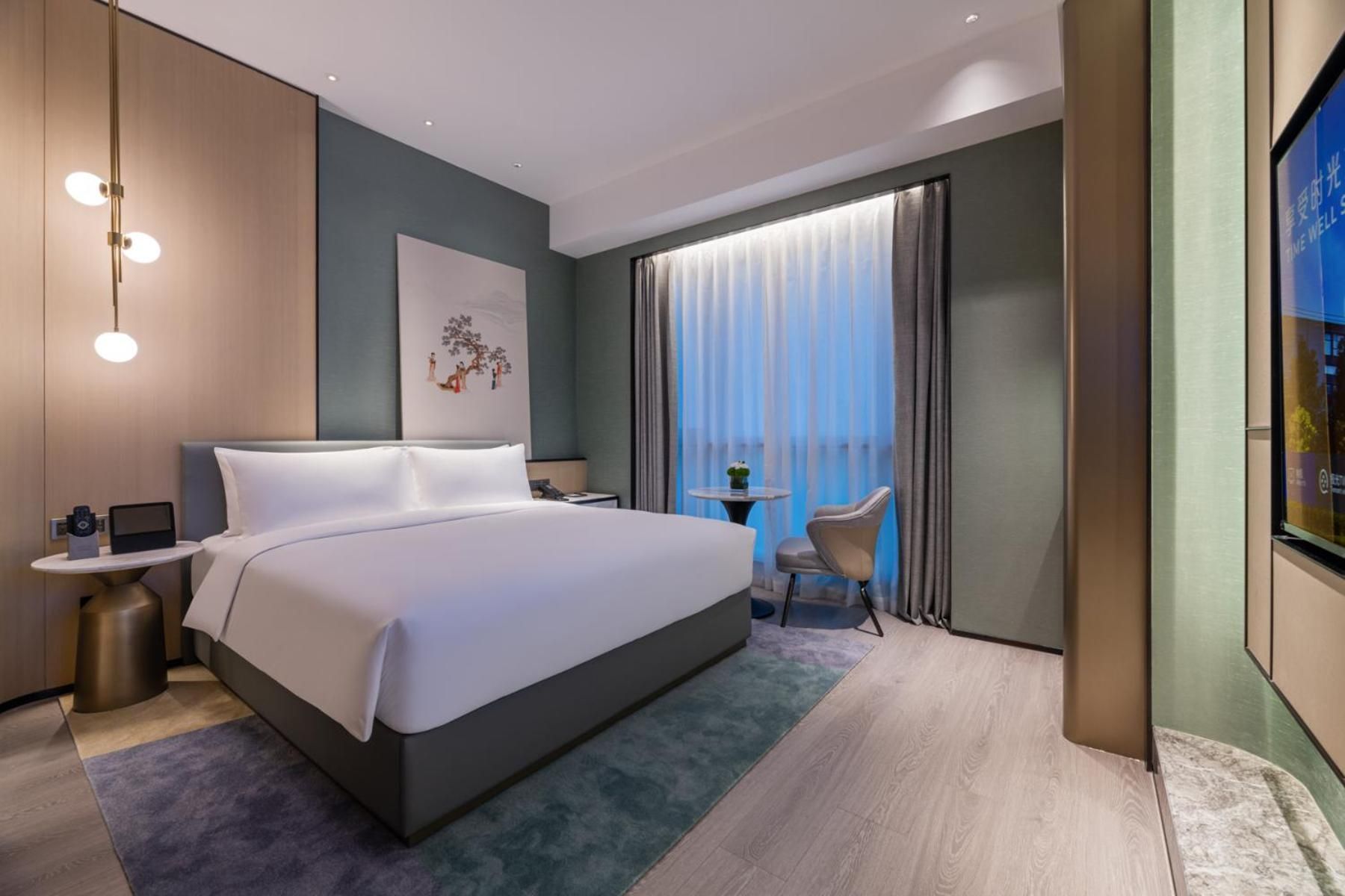 Novotel Shanghai Wanyuan Classic Room with one King size bed 2