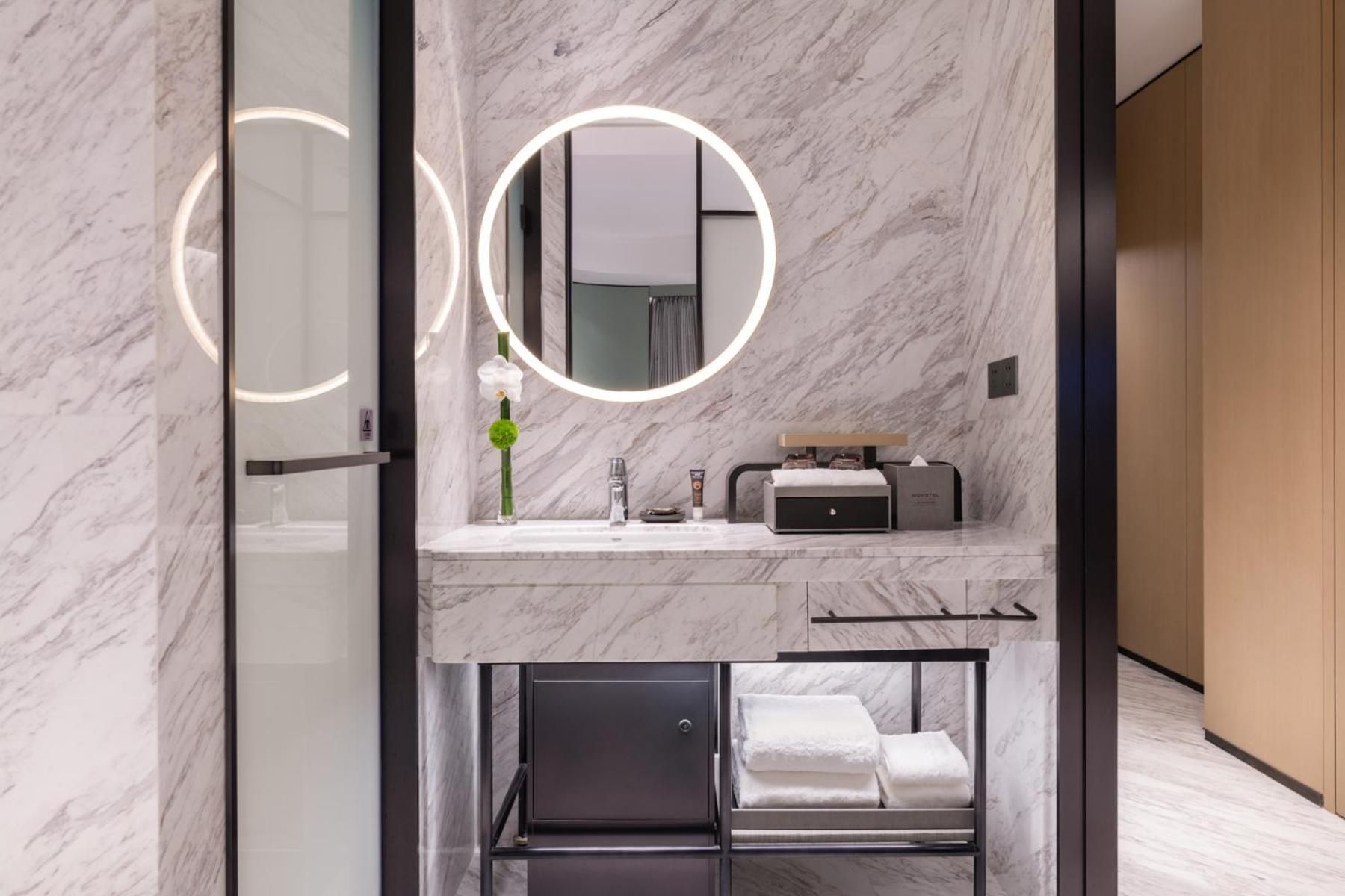 Novotel Shanghai Wanyuan Classic Room with one King size bed 3