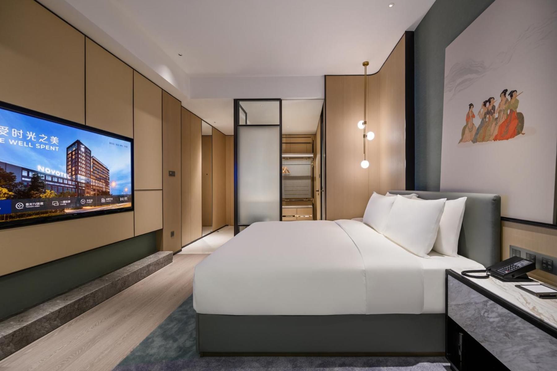 Superior room with one king size bed
