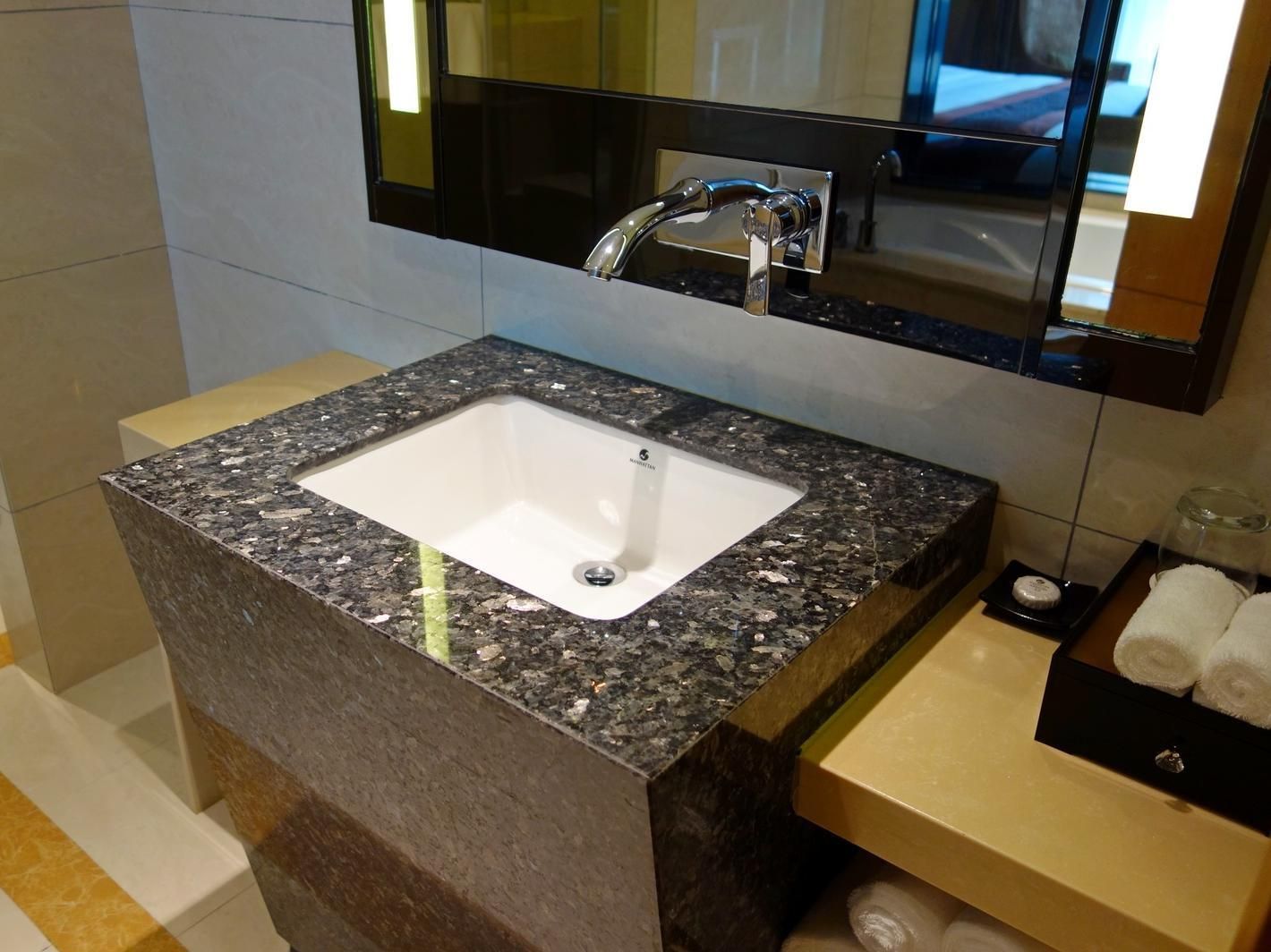 Shanghai Manhattan Hotel Minhang Superior River View Double Room 2