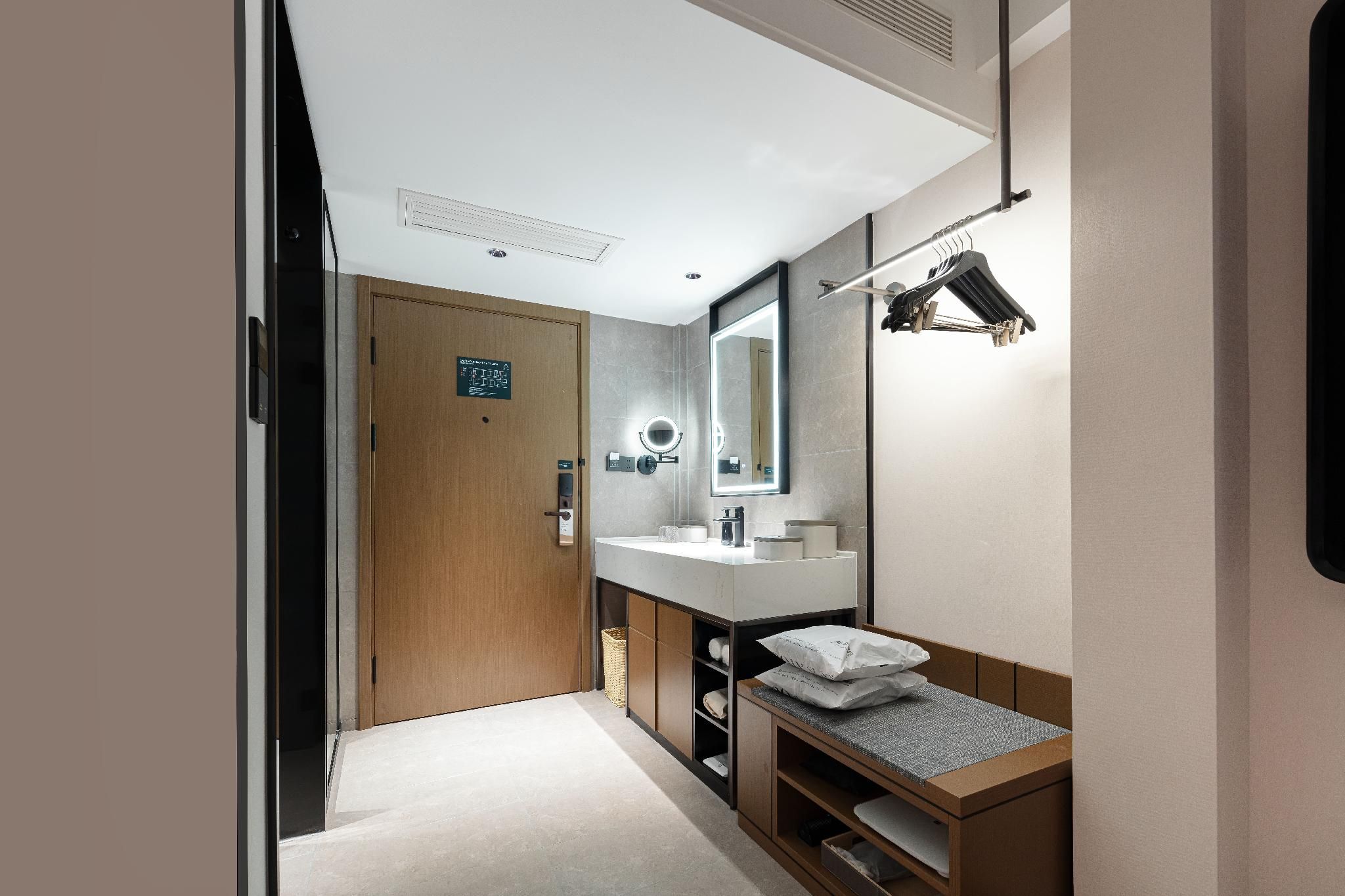 Premium King Room with City View