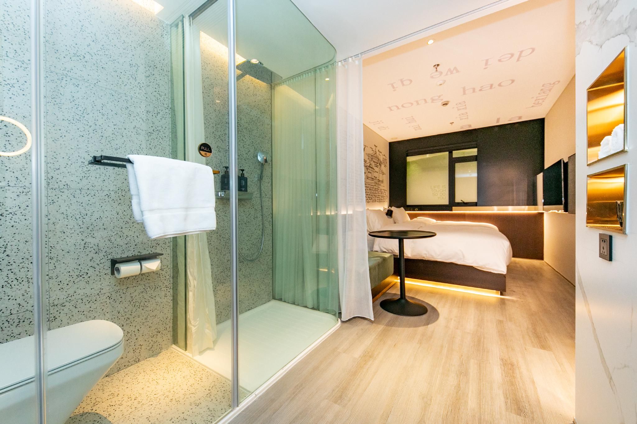 GTR Special offer - Guest Room with One 1.8M Bed