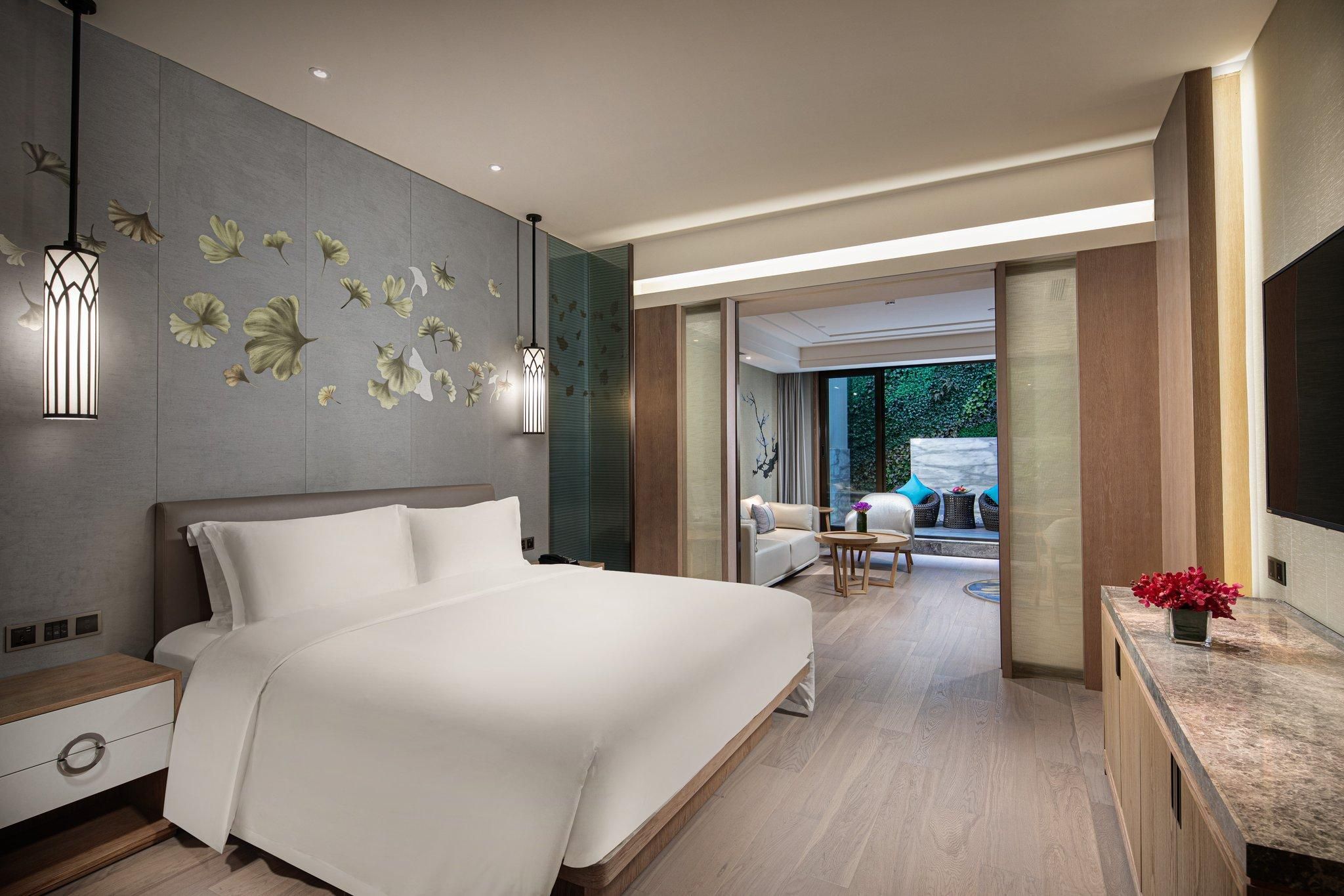 1 King Courtyard Suite Lounge Access