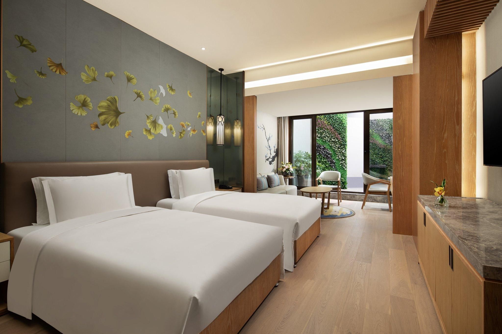 1 King Courtyard Suite Lounge Access