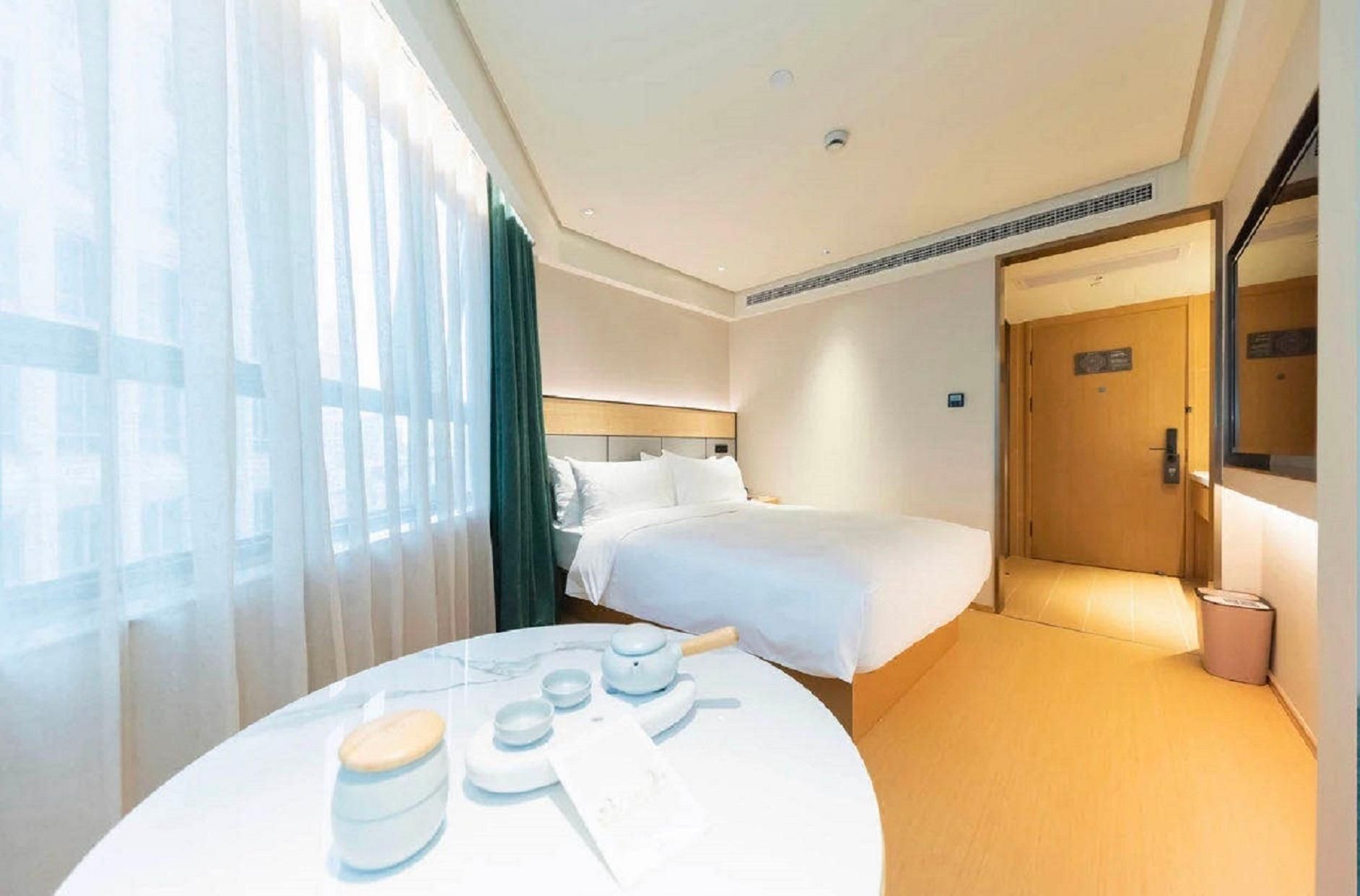 Huazhu - Room With Bed