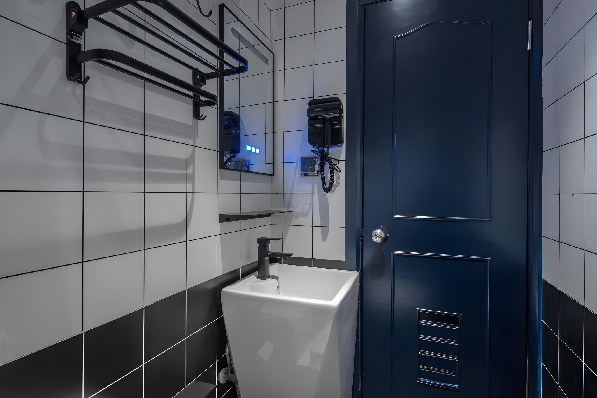 Single Room with Shower - Non-Smoking