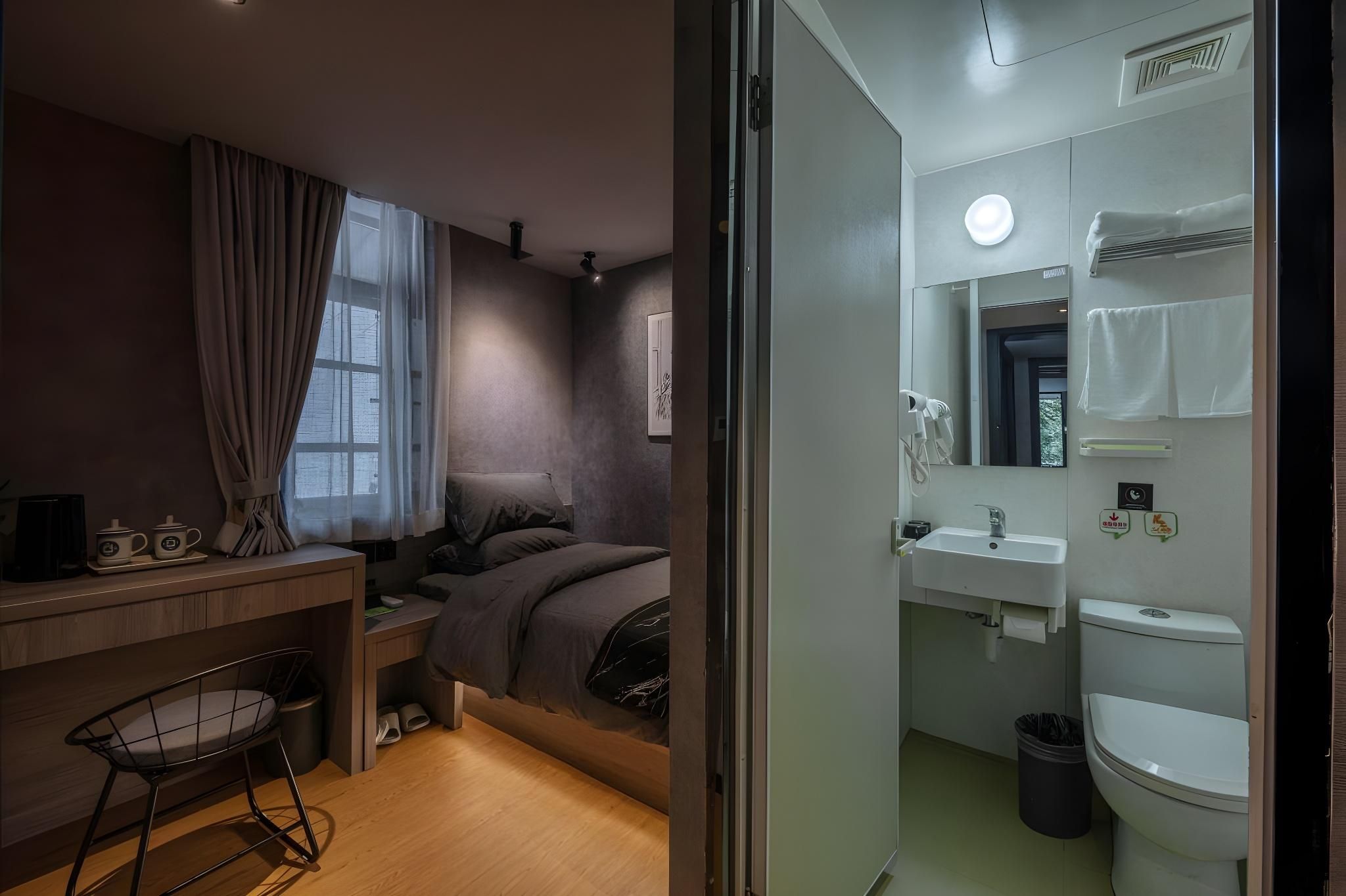 Single Room with Shower - Non-Smoking