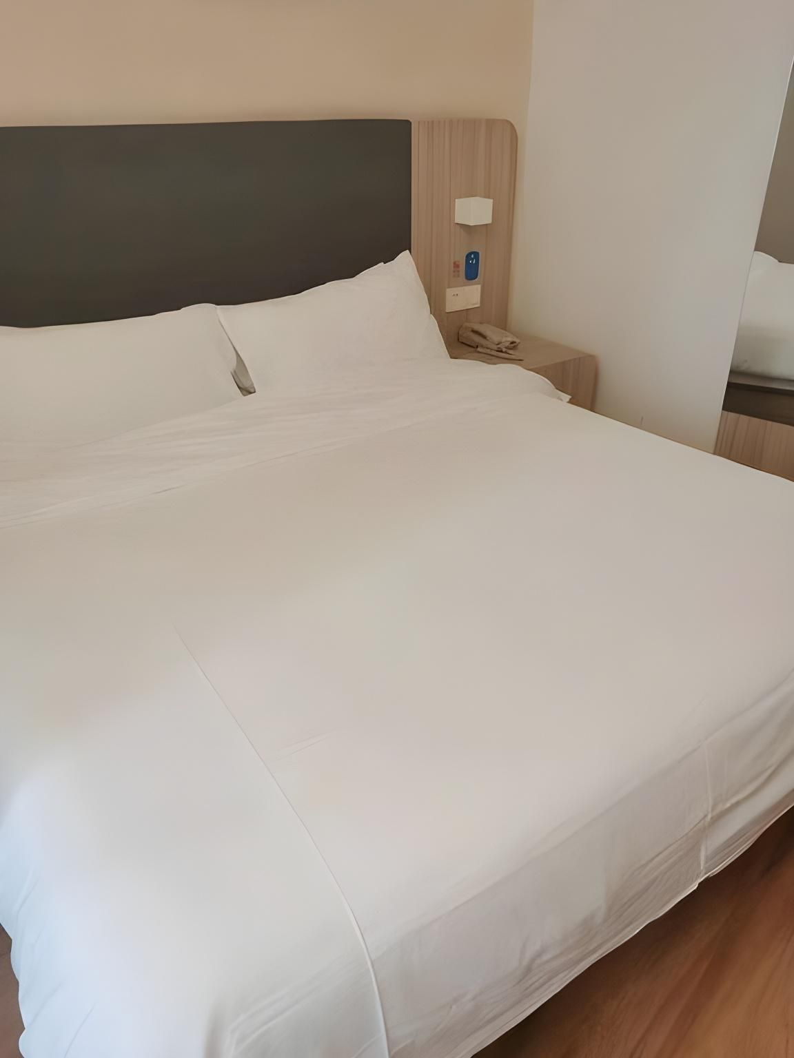 Hotel Queen Room