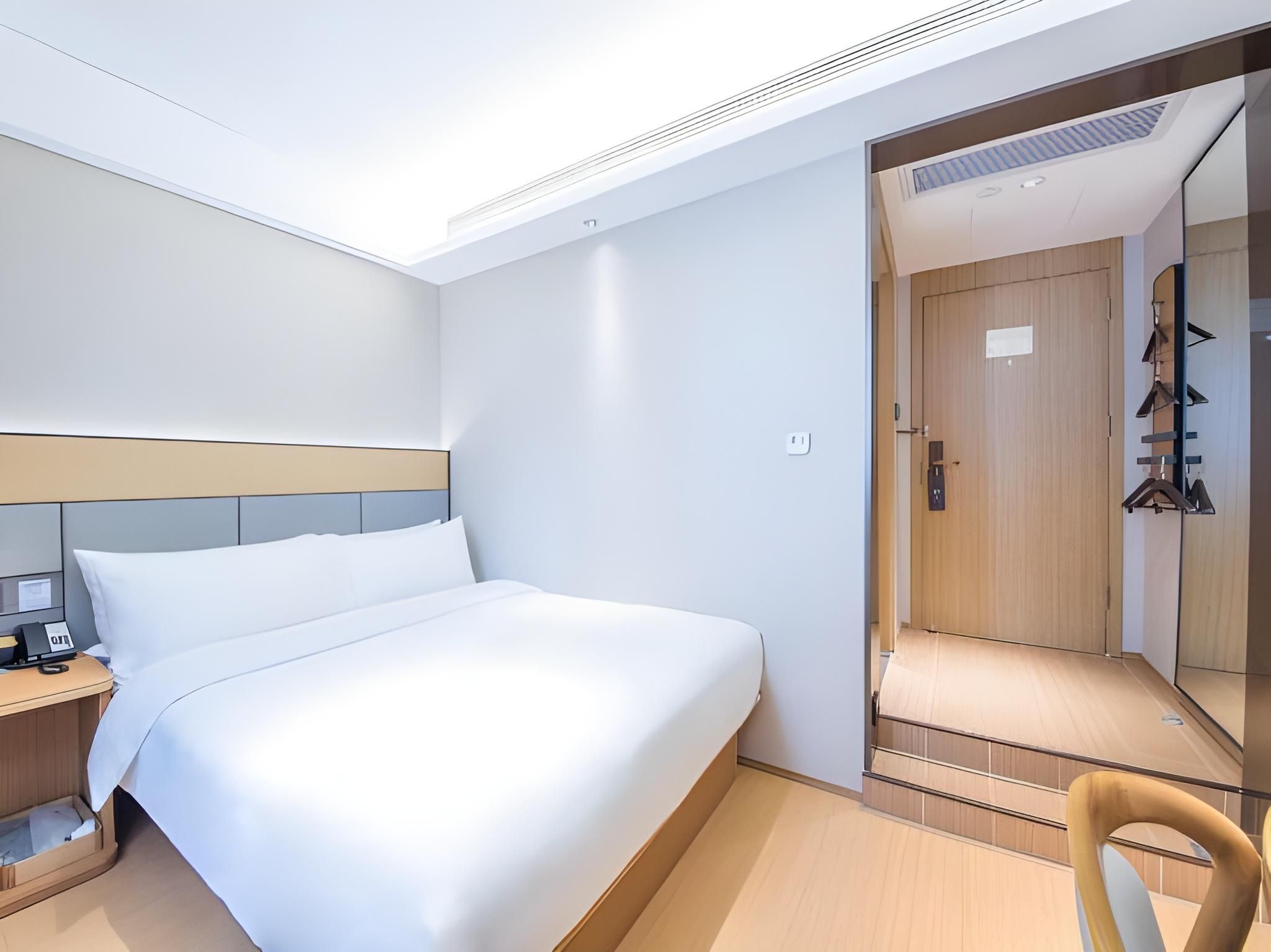 Huazhu - Room With Bed