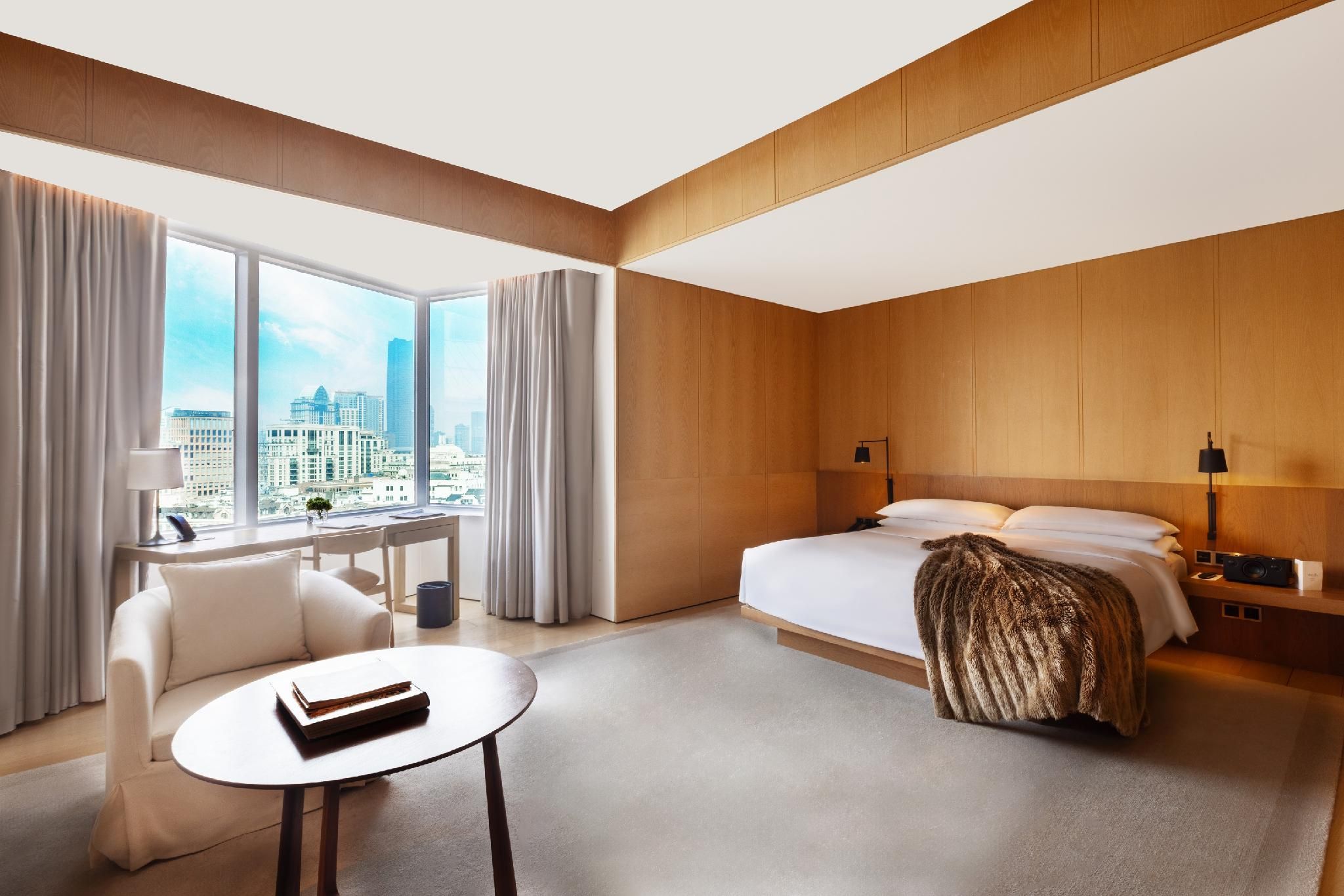 Guest room, 1 King, The Bund view