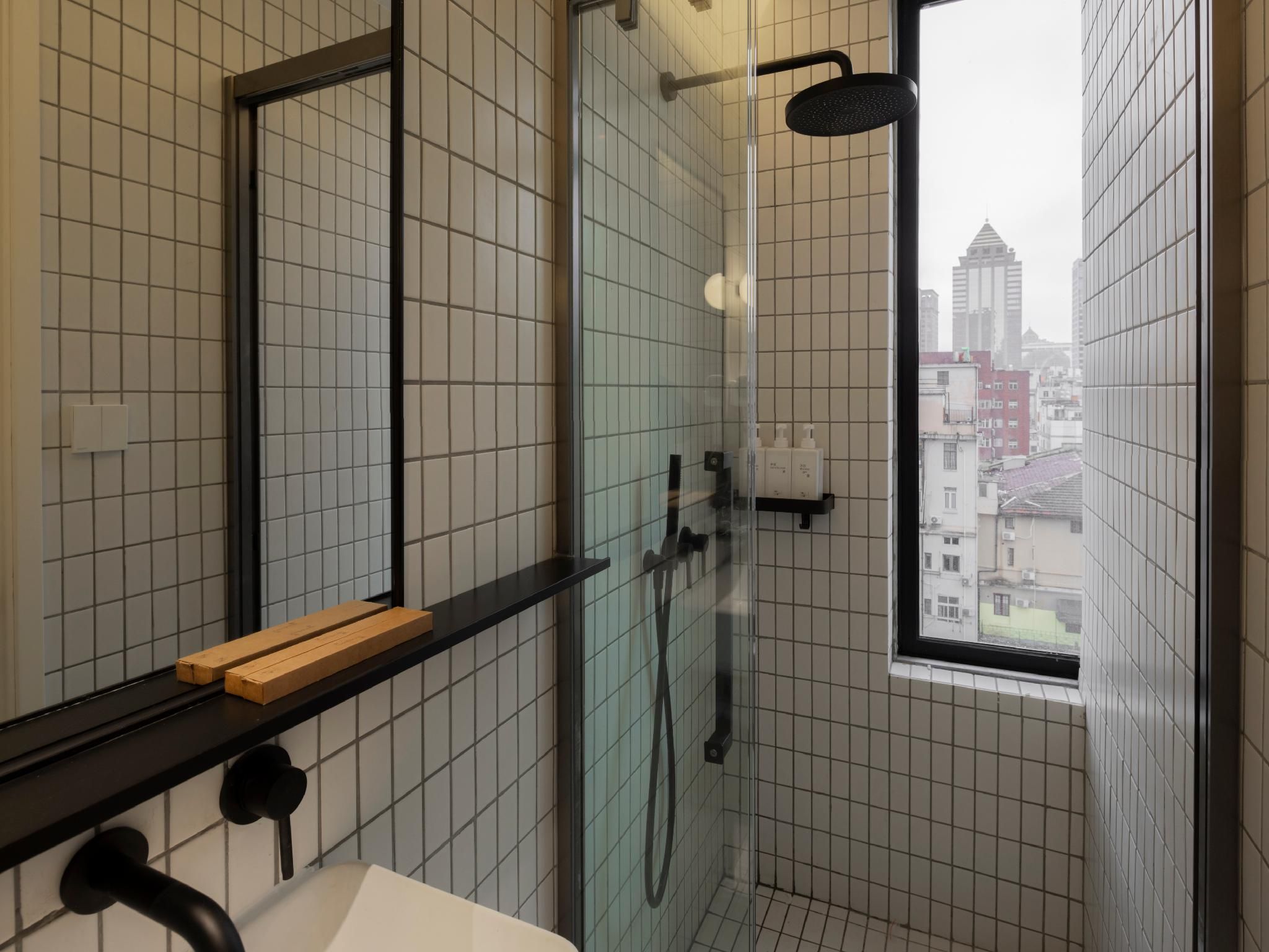 1 Bed In Girls - 2 Person Room With Private Bathroom And Window