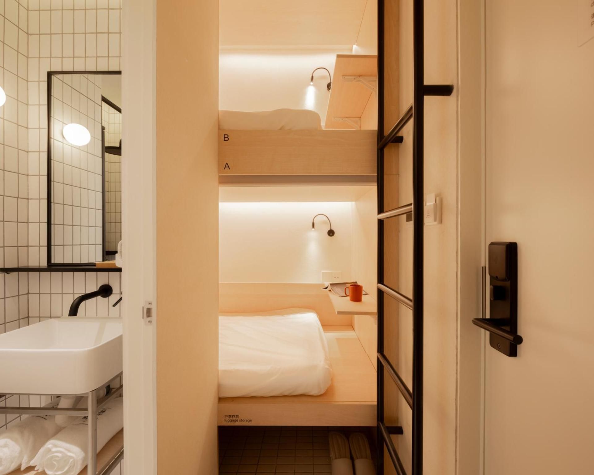 Cozy 2 Bunk Beds Room with Private Bathroom