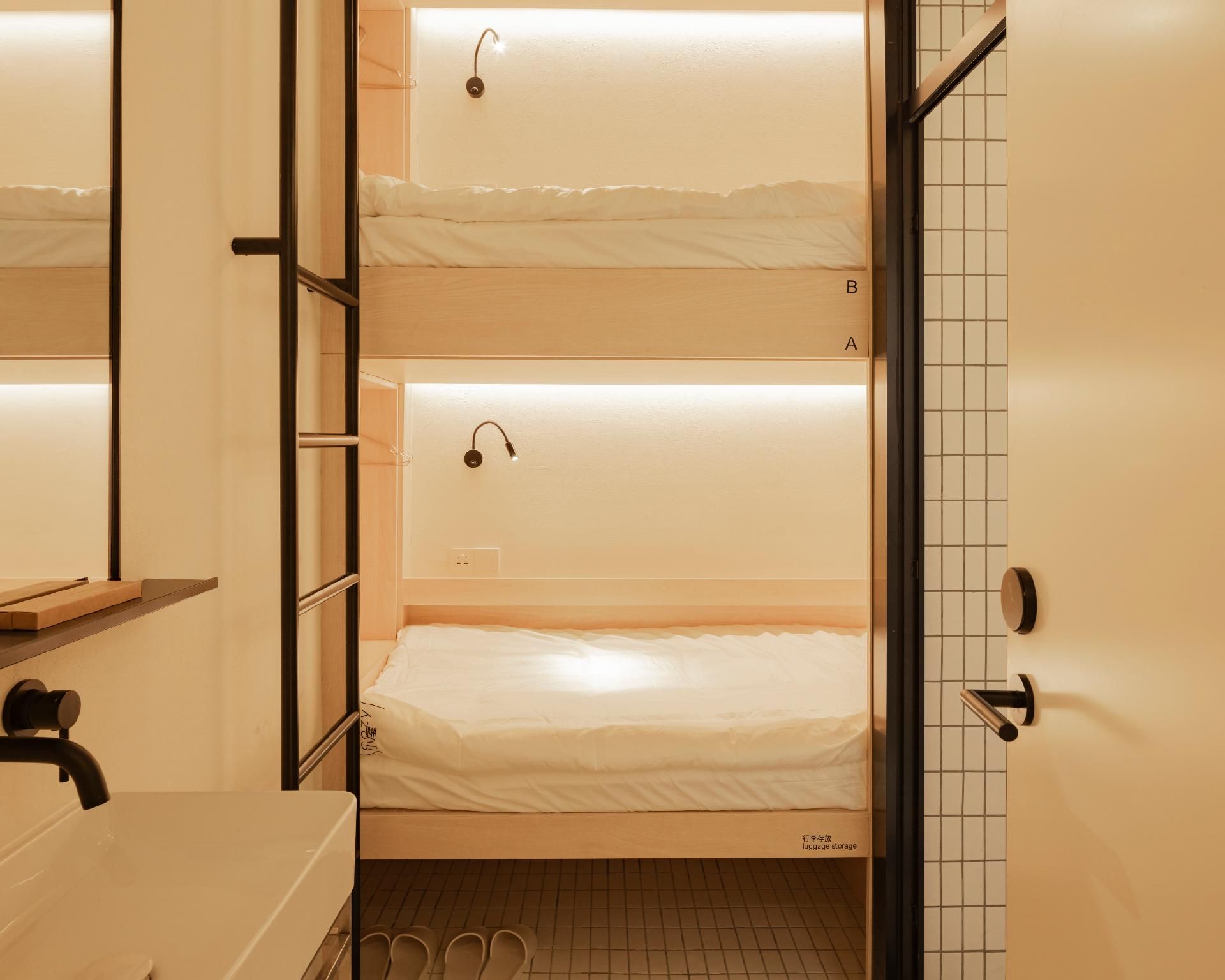 Cozy 2 Bunk Beds Room with Private Bathroom
