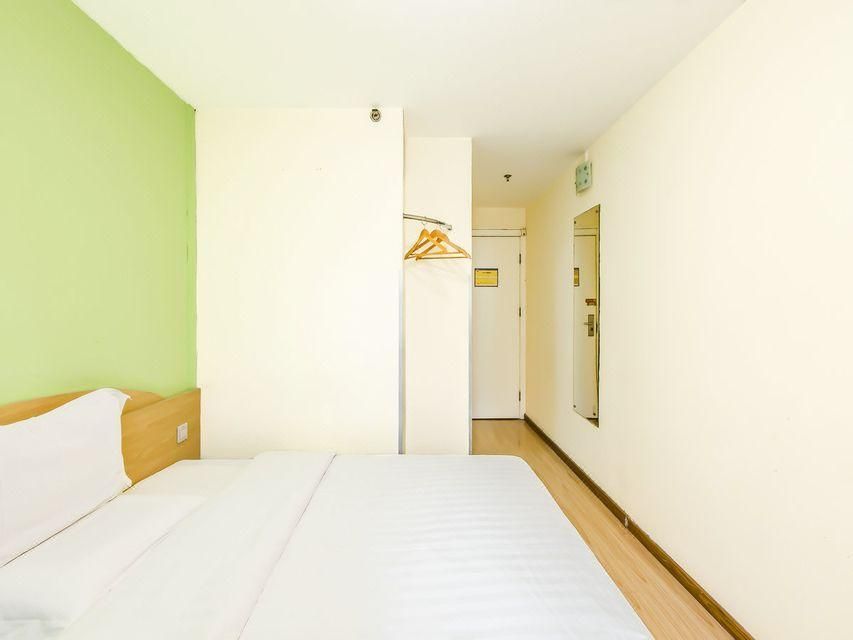 Business Queen Room