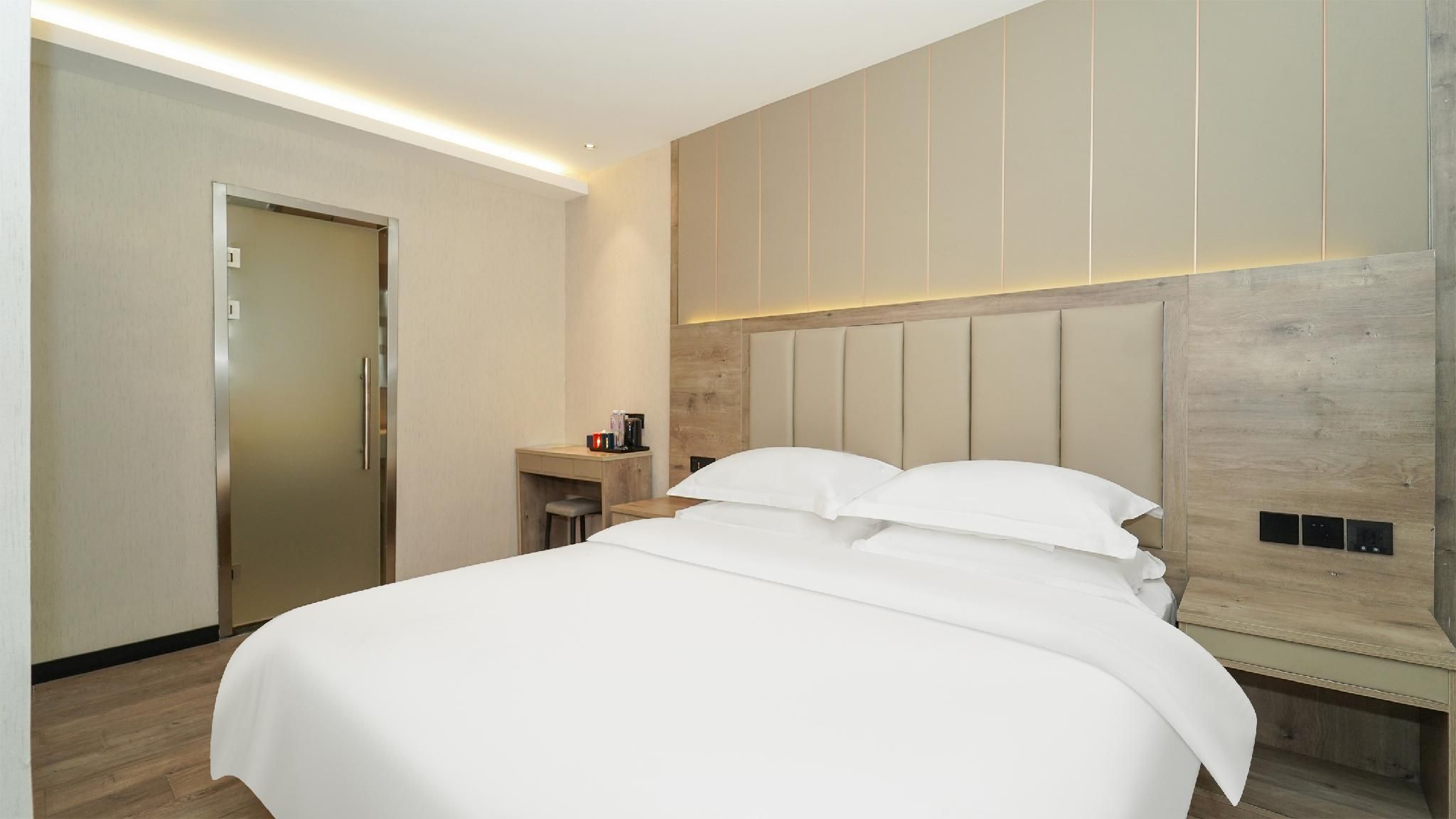 Jinglai Hotel (the Bund East Nanjing Road)  Club Room without Window