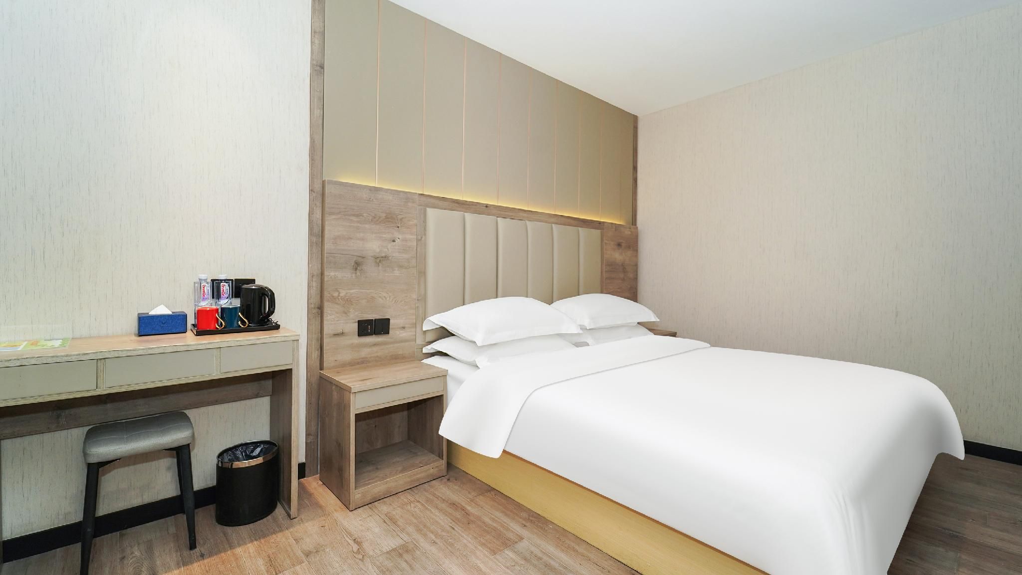 Jinglai Hotel (the Bund East Nanjing Road)  Club Room without Window 2