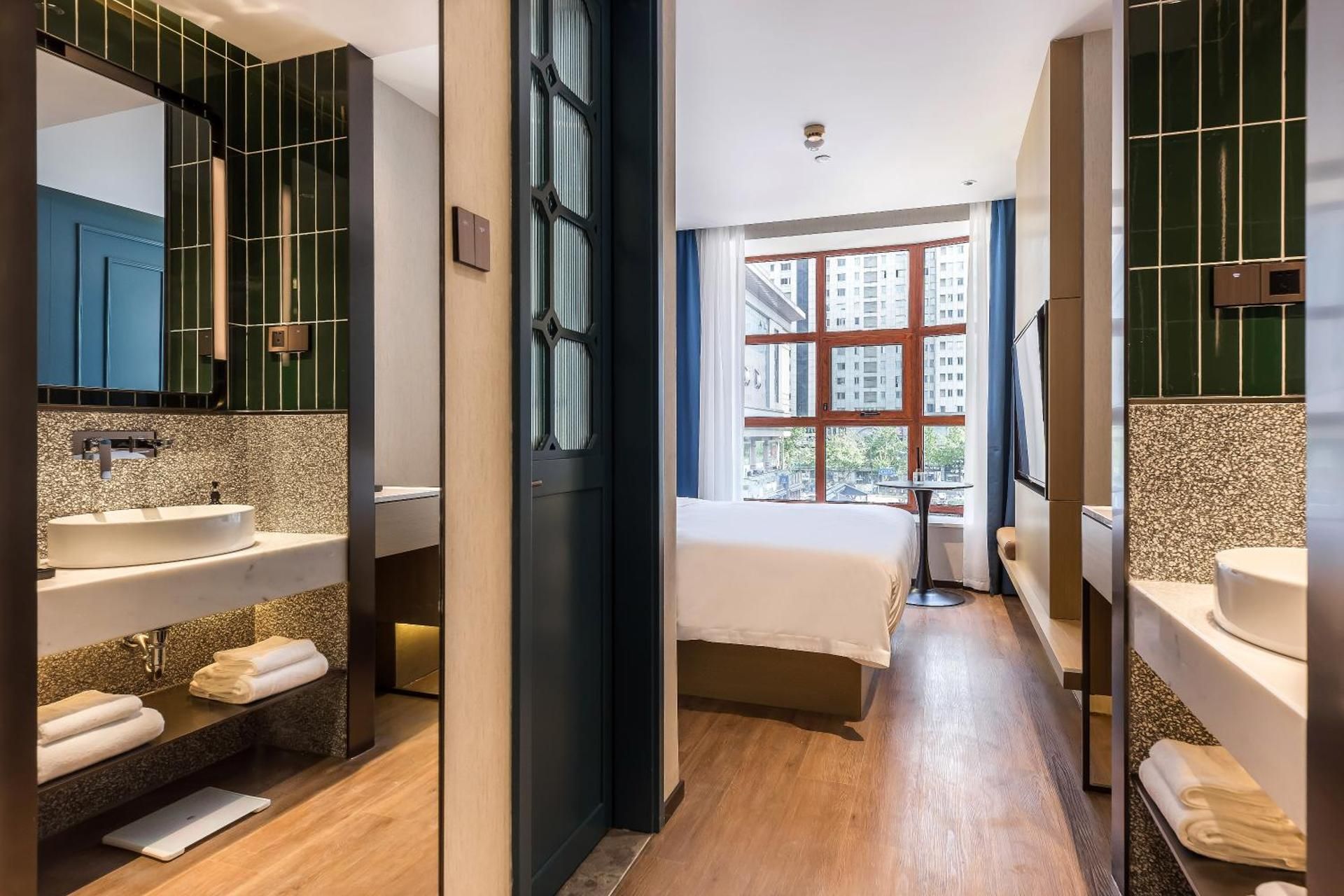 Queen Room with View