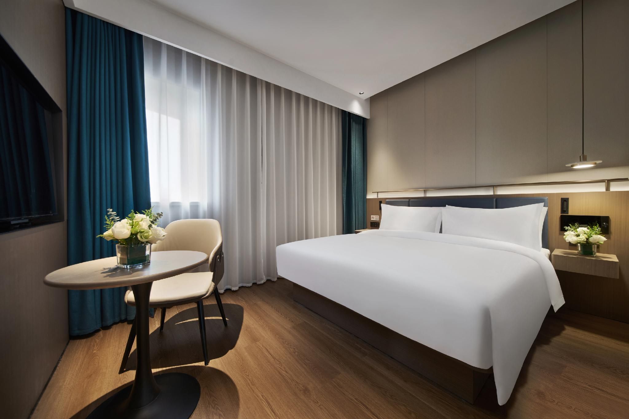 Business Queen Room