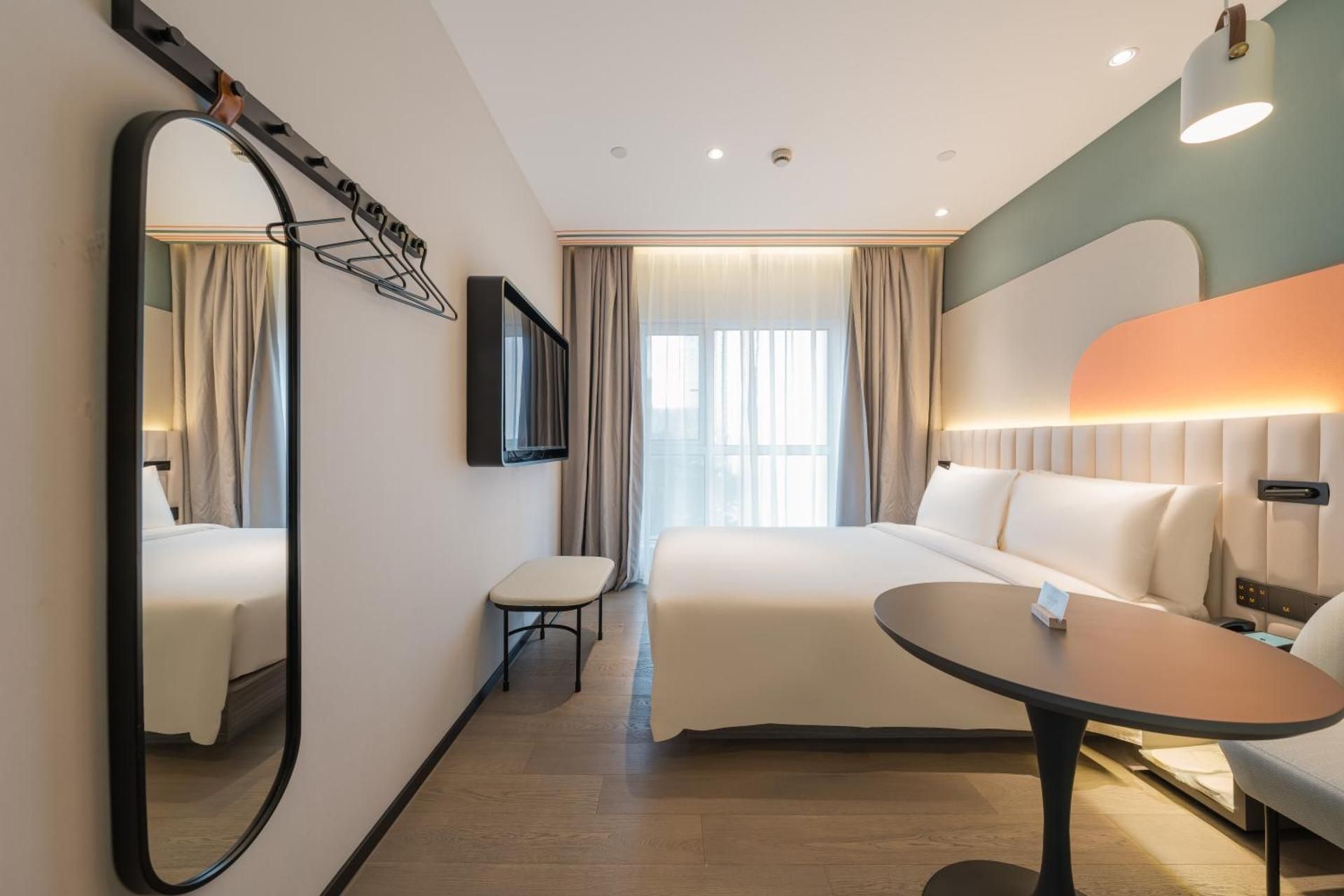 Atour X Hotel Shanghai Jing'an Temple Superior 1 Queen