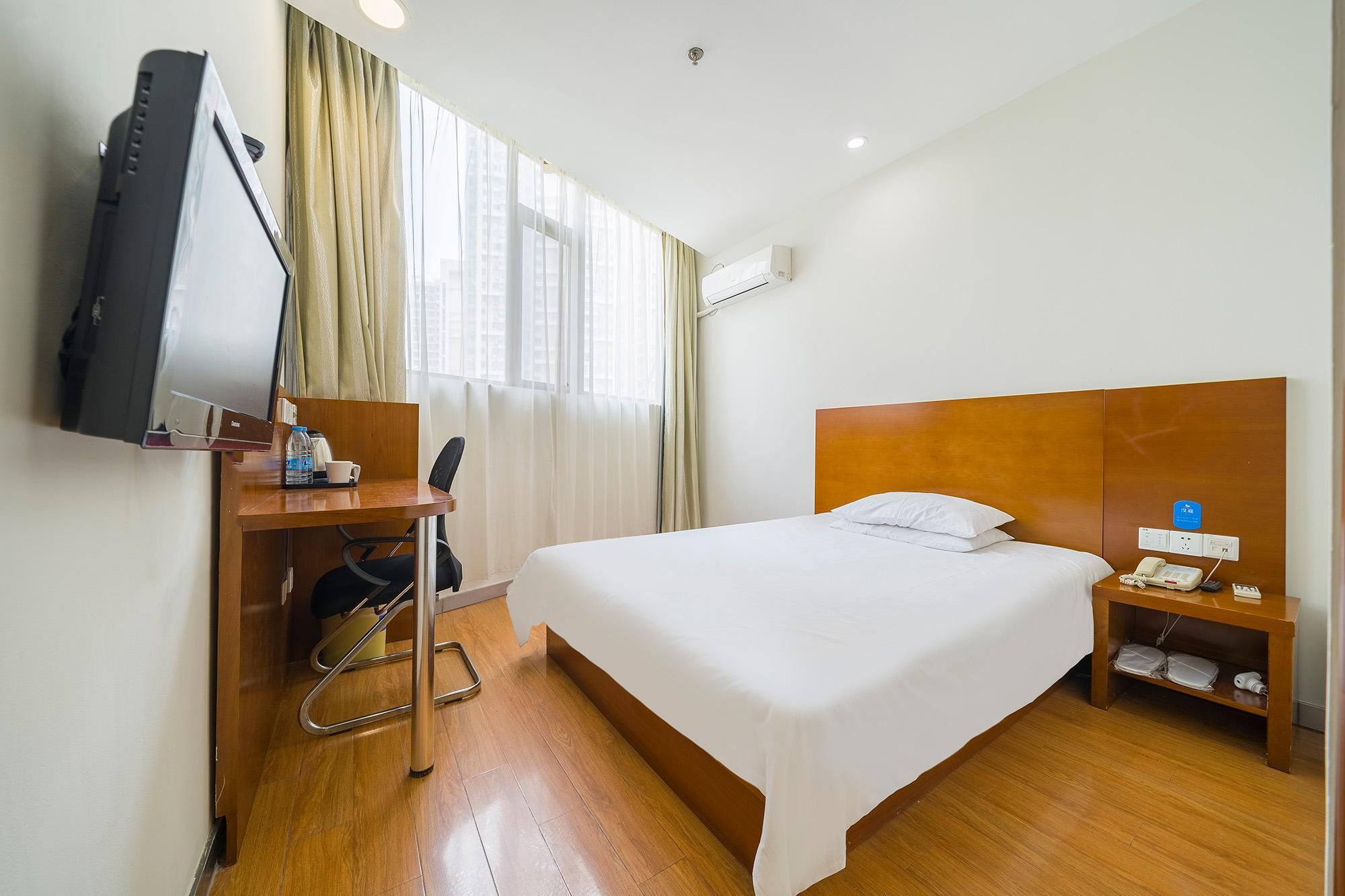 Hotel Queen Room